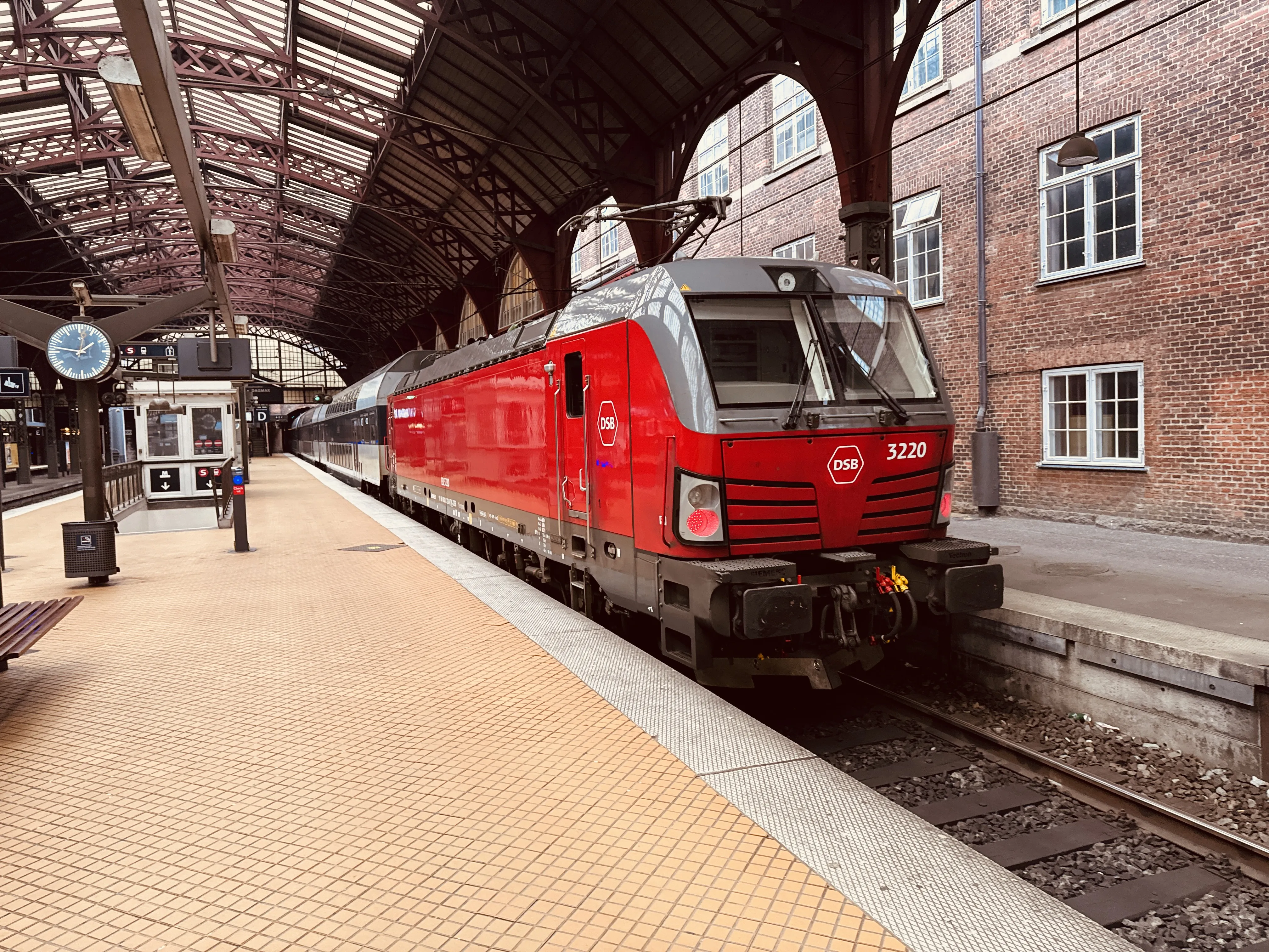 Billede af DSB EB 3220 fotograferet ud for København Hovedbanegård. Billede af DSB EB 3220 fotograferet ud for København Hovedbanegård.