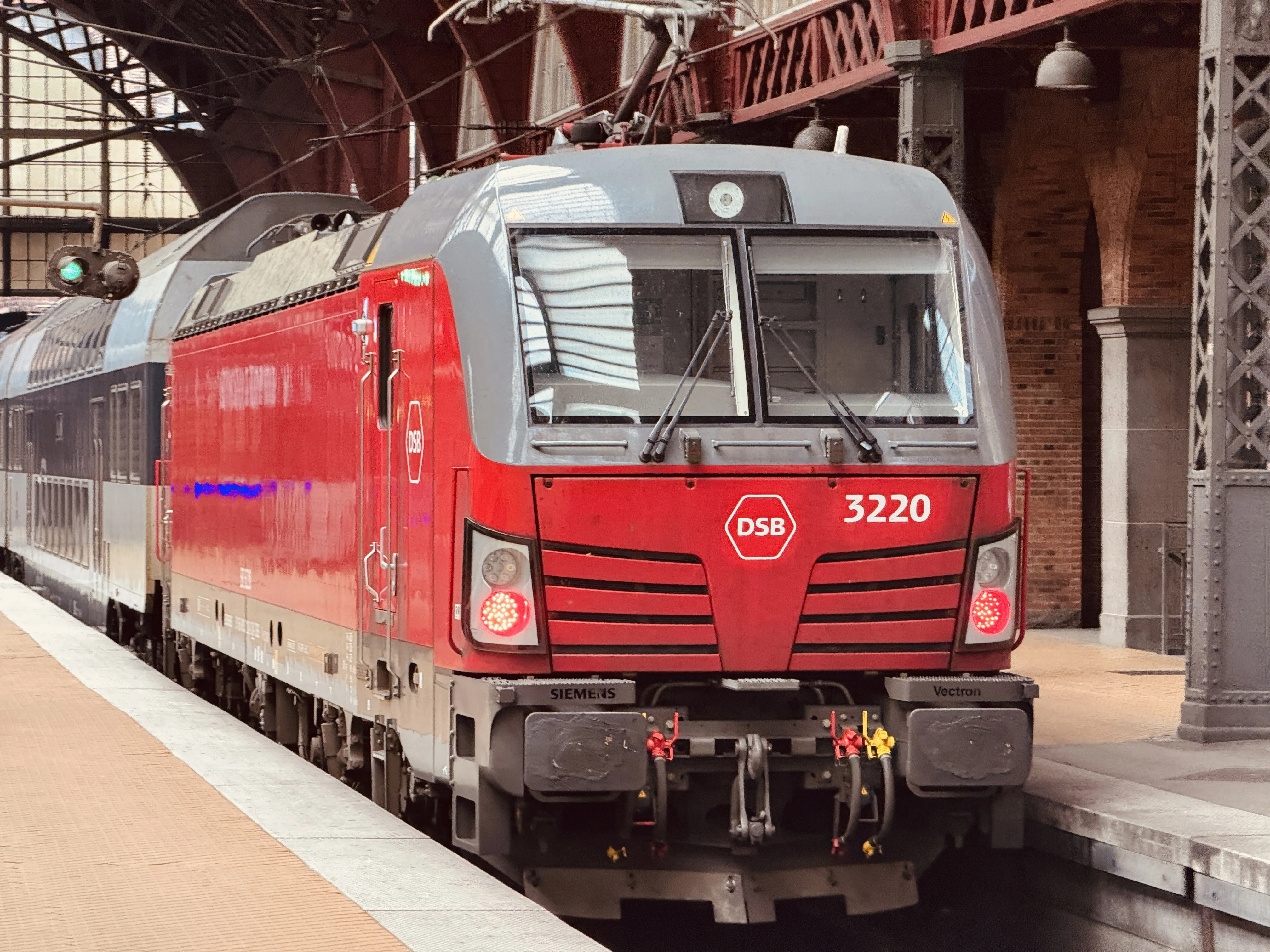 Billede af DSB EB 3220 fotograferet ud for København Hovedbanegård. Billede af DSB EB 3220 fotograferet ud for København Hovedbanegård.
