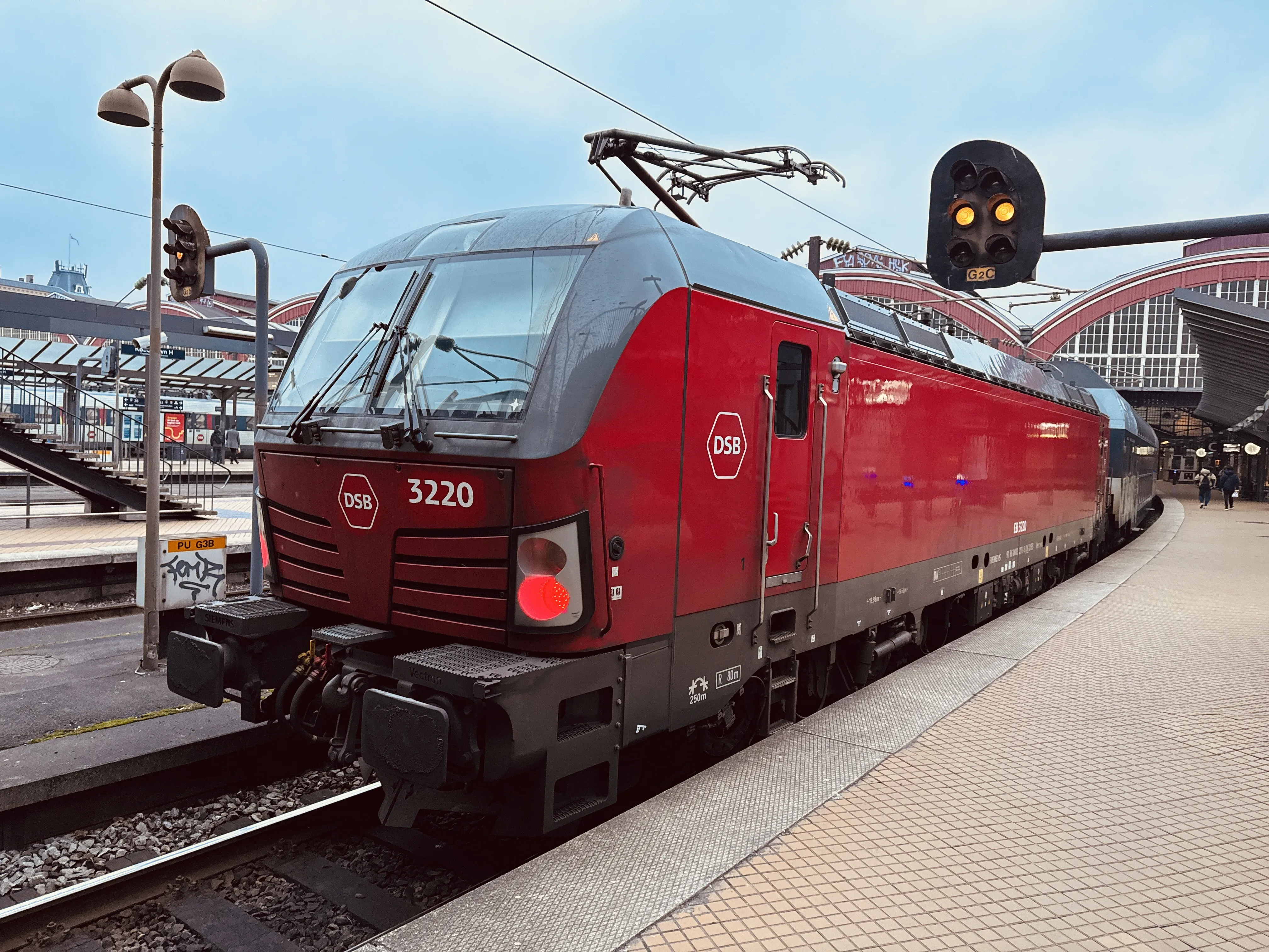 Billede af DSB EB 3220 fotograferet ud for København Hovedbanegård. Billede af DSB EB 3220 fotograferet ud for København Hovedbanegård.