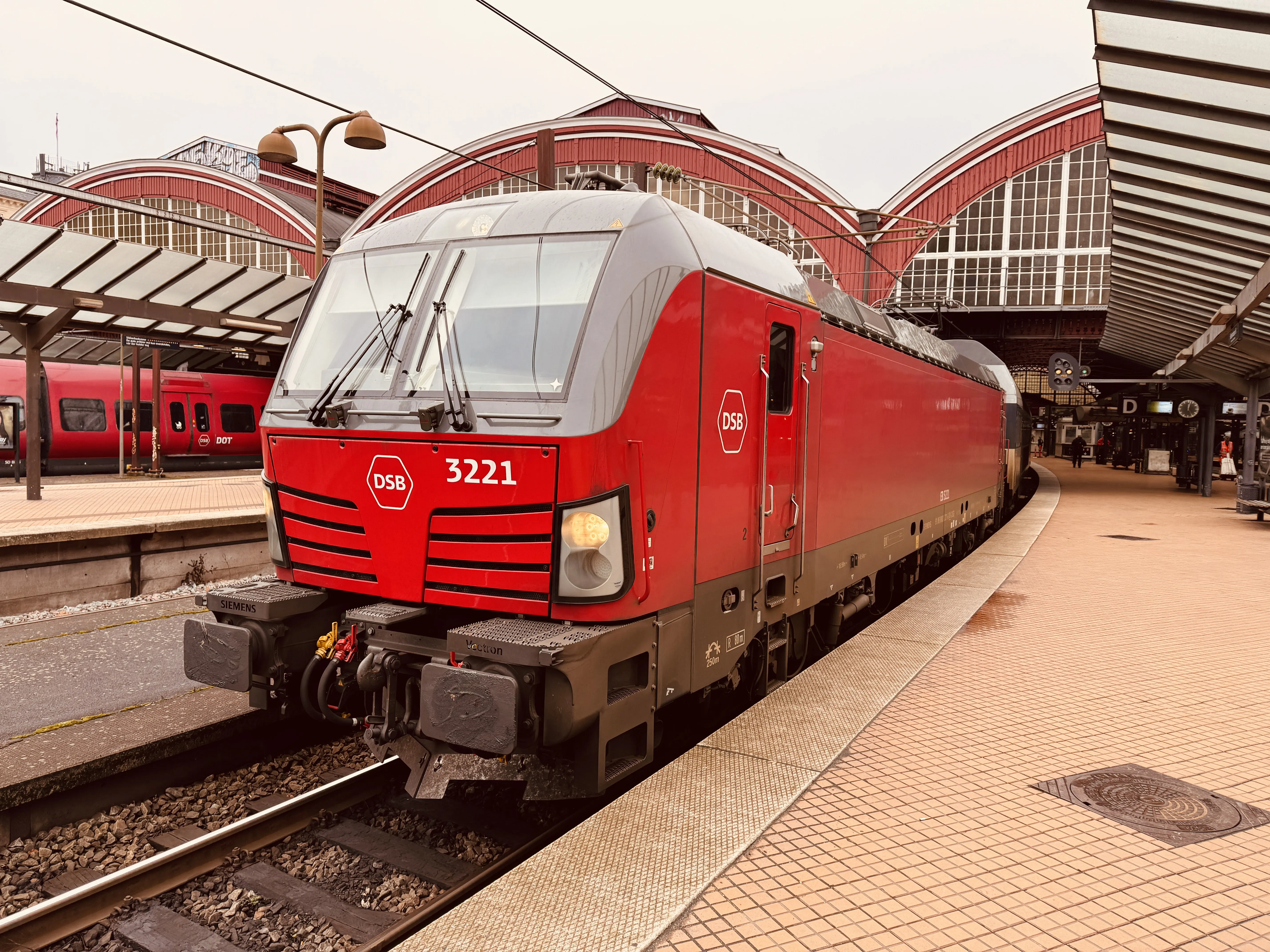 Billede af DSB EB 3221 fotograferet ud for København Hovedbanegård. Billede af DSB EB 3221 fotograferet ud for København Hovedbanegård.