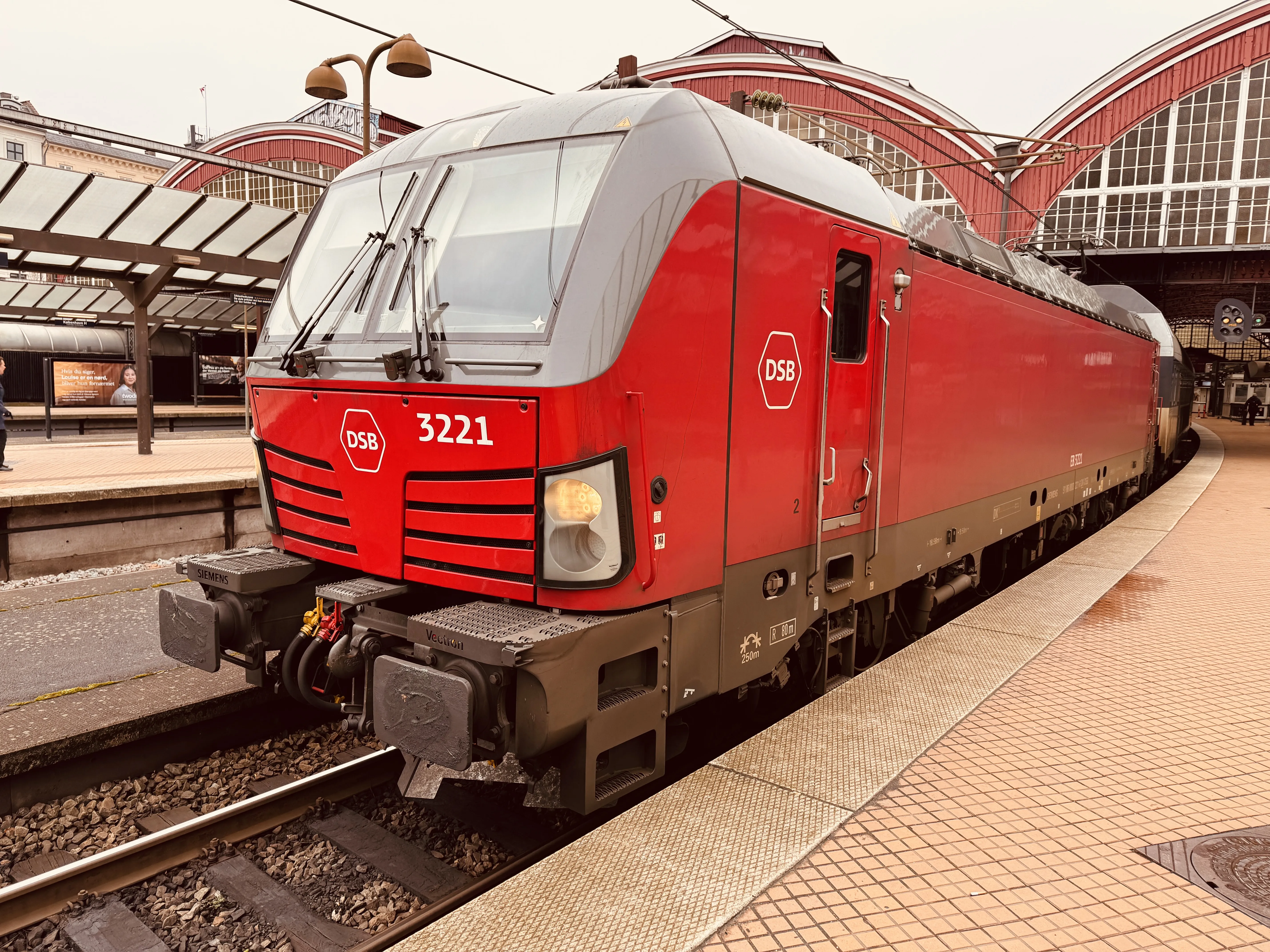 Billede af DSB EB 3221 fotograferet ud for København Hovedbanegård. Billede af DSB EB 3221 fotograferet ud for København Hovedbanegård.