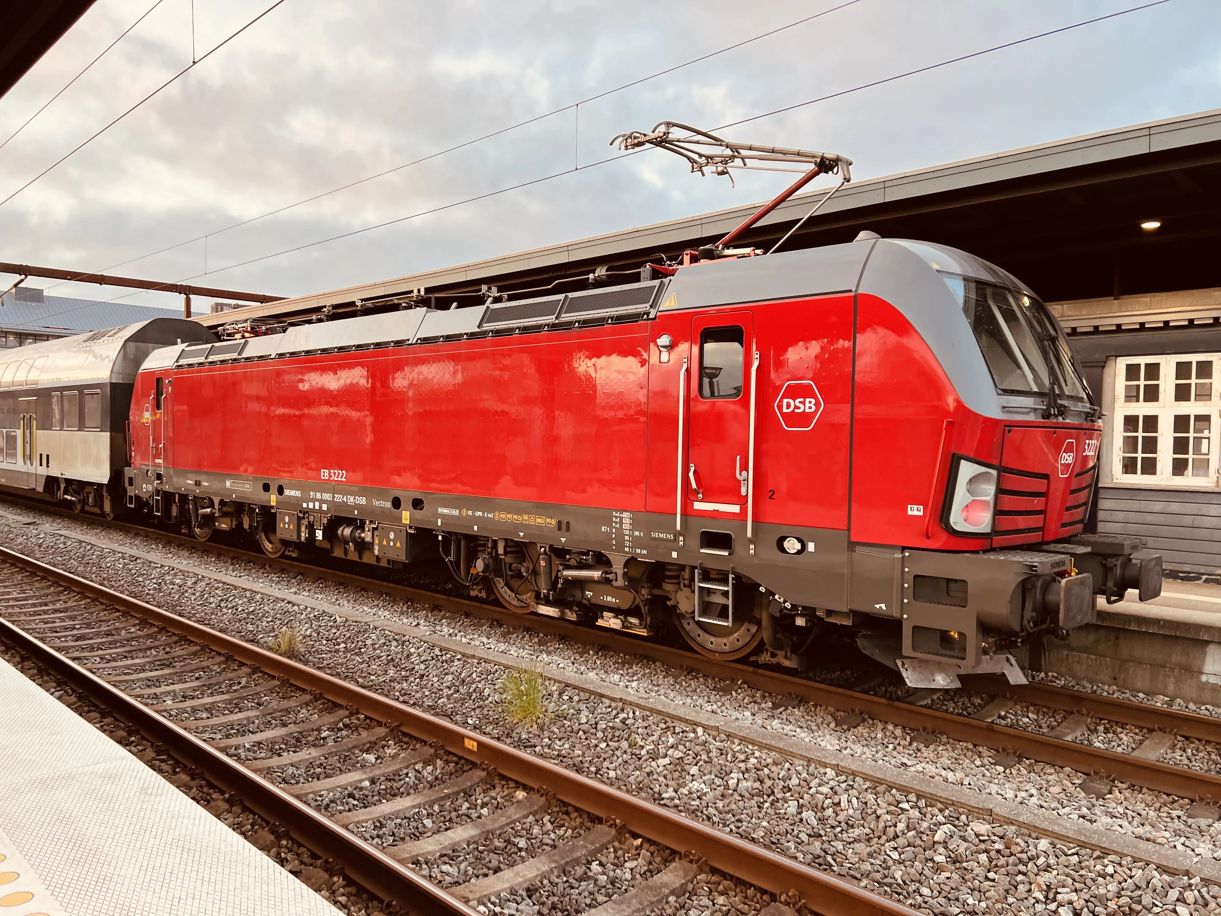 Billede af DSB EB 3222 fotograferet ud for Odense Banegård Center. Billede af DSB EB 3222 fotograferet ud for Odense Banegård Center.