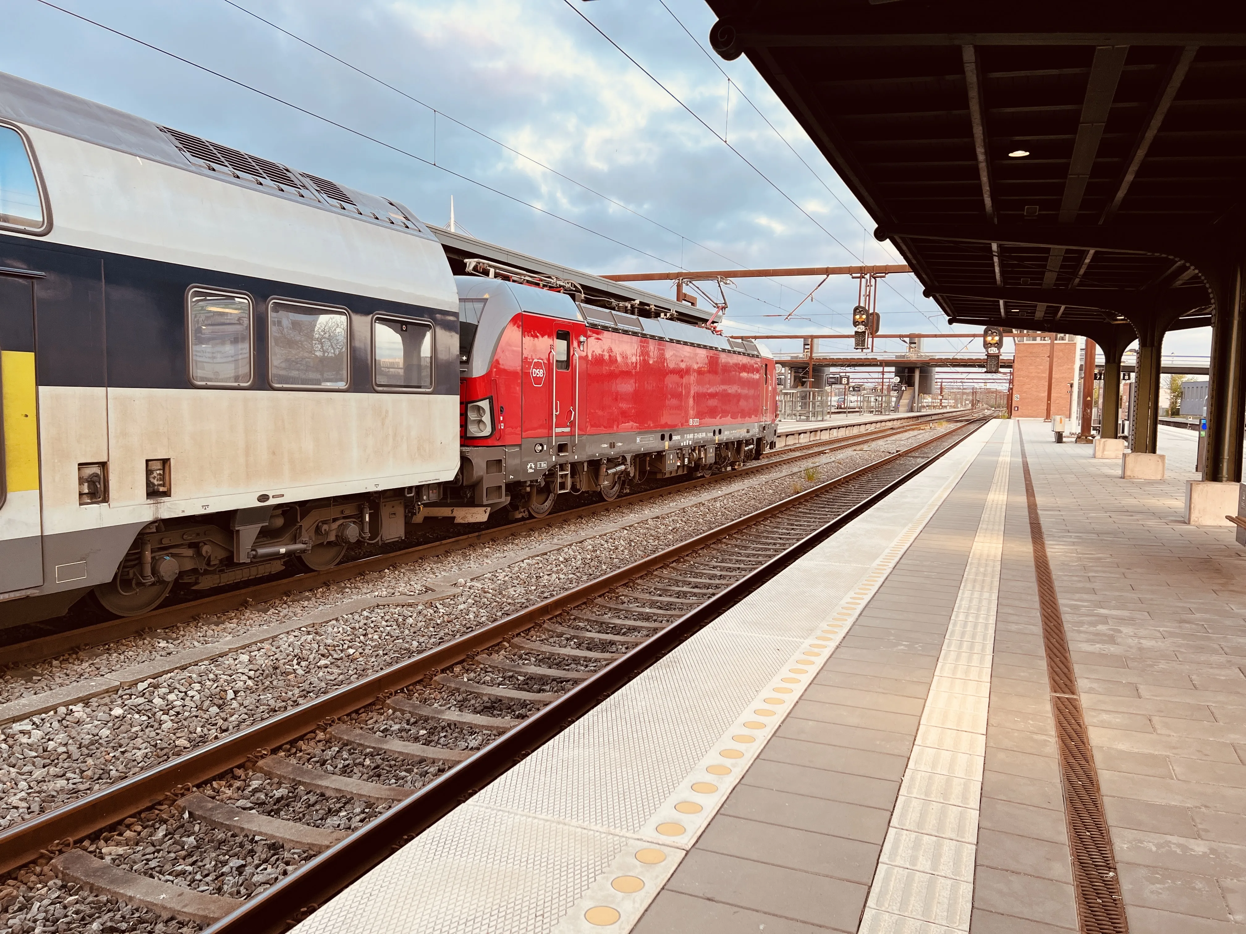 Billede af DSB EB 3222 fotograferet ud for Odense Banegård Center. Billede af DSB EB 3222 fotograferet ud for Odense Banegård Center.