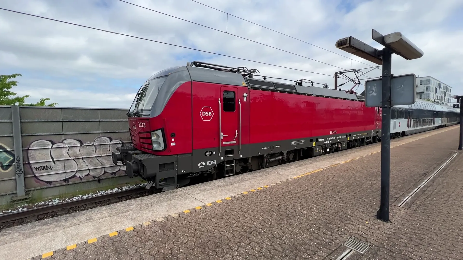 Billede af DSB EB 3223 fotograferet ud for Trekroner Trinbræt. Billede af DSB EB 3223 fotograferet ud for Trekroner Trinbræt.