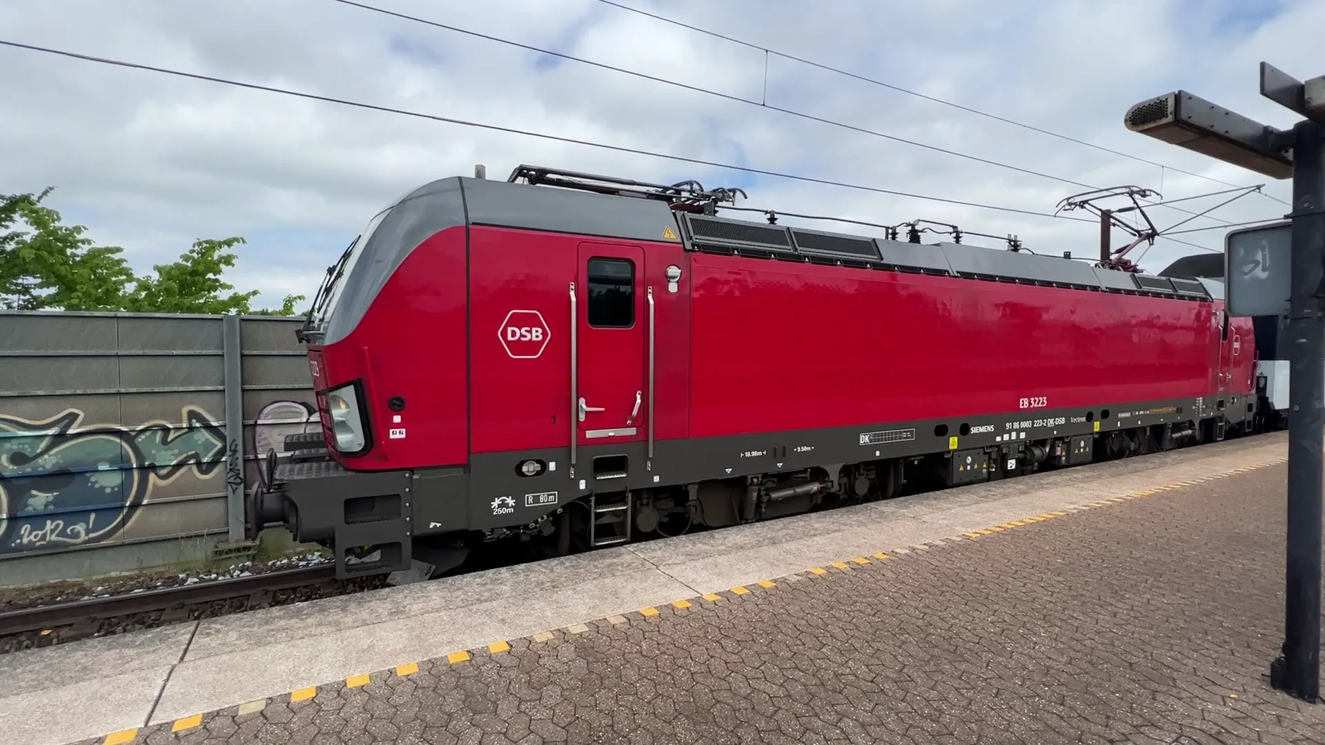 Billede af DSB EB 3223 fotograferet ud for Trekroner Trinbræt. Billede af DSB EB 3223 fotograferet ud for Trekroner Trinbræt.