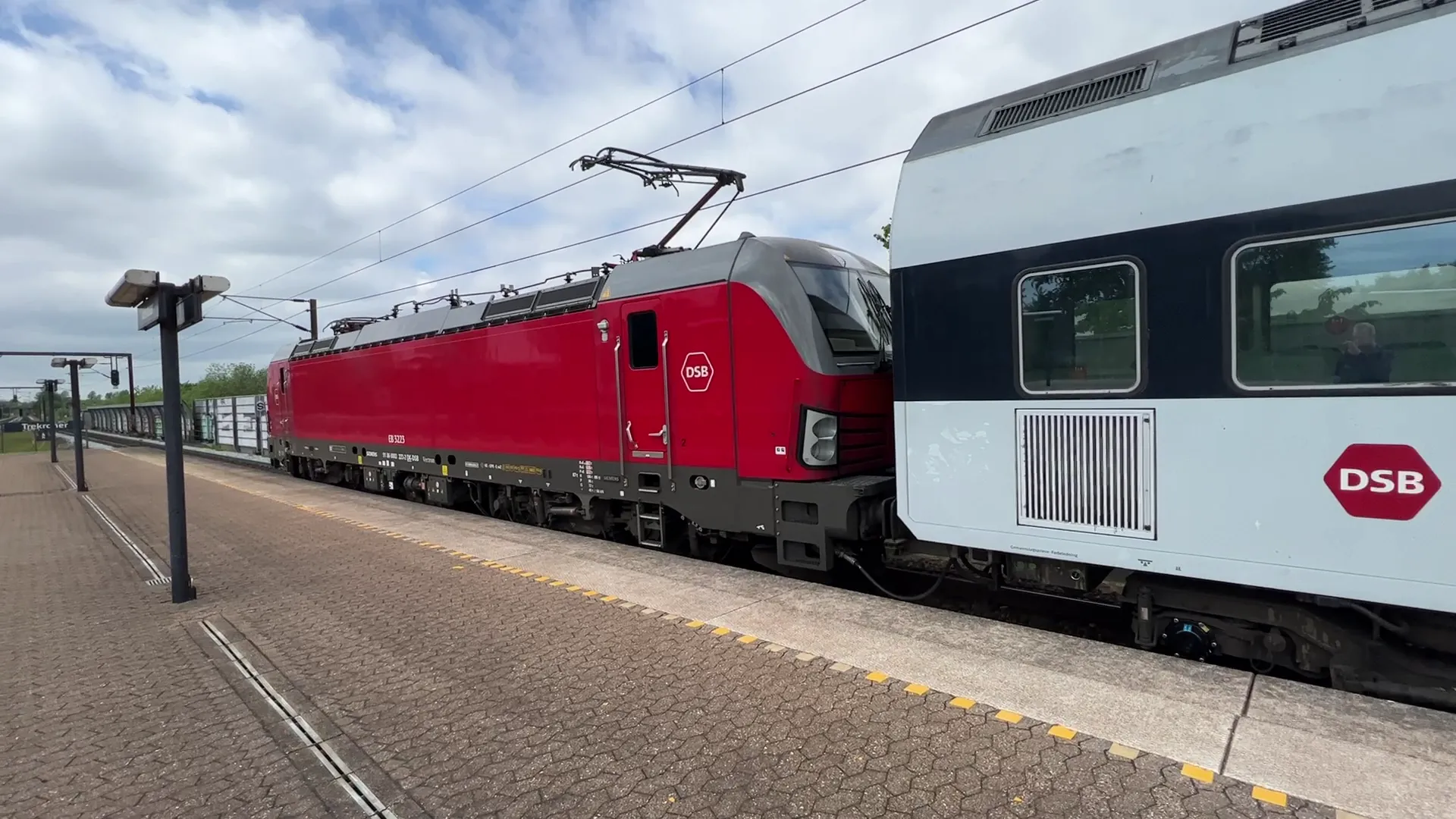 Billede af DSB EB 3223 fotograferet ud for Trekroner Trinbræt. Billede af DSB EB 3223 fotograferet ud for Trekroner Trinbræt.