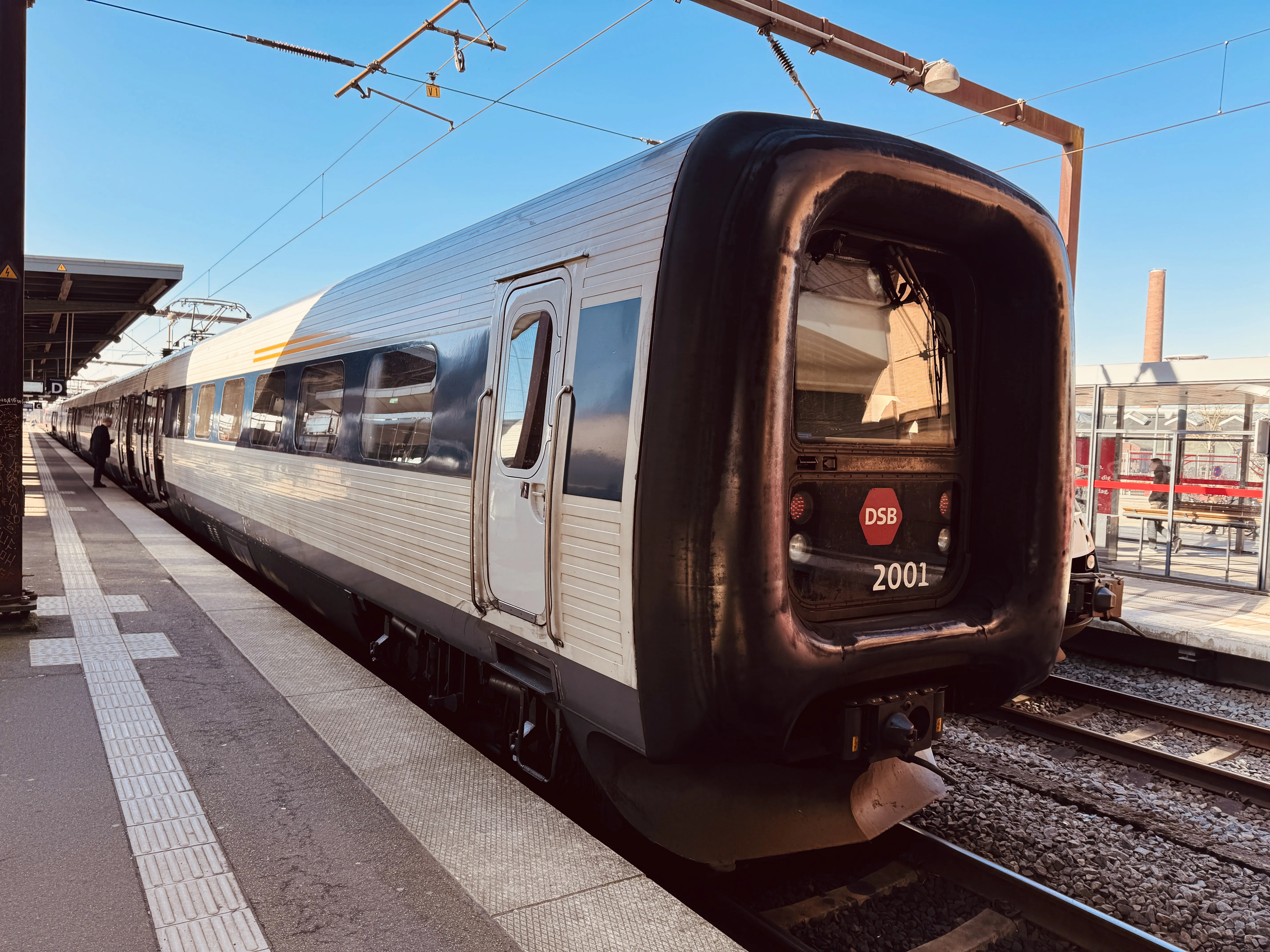 Billede af DSB ER 2001 fotograferet ud for Odense Banegård Center. Billede af DSB ER 2001 fotograferet ud for Odense Banegård Center.