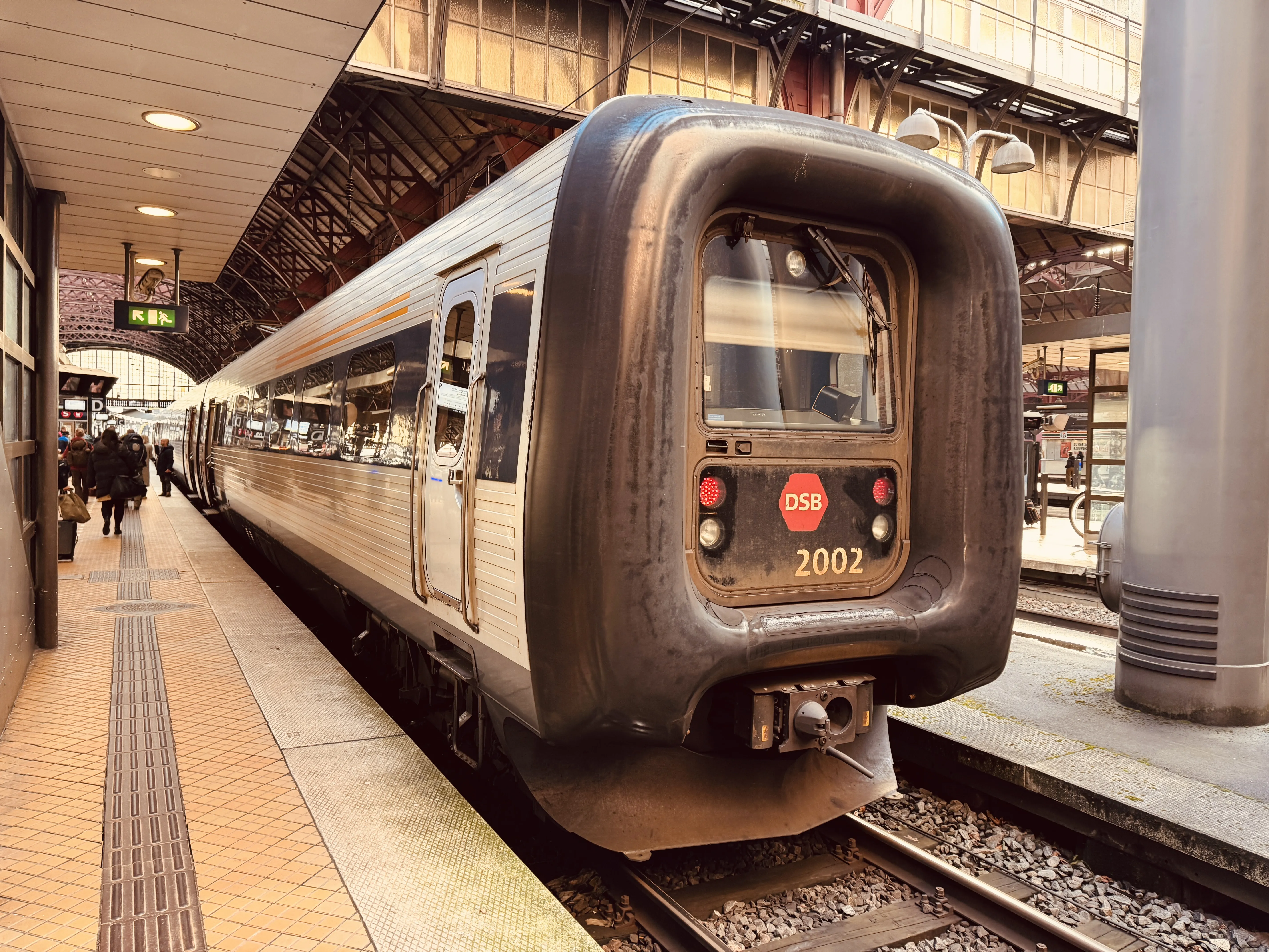Billede af DSB ER 2002 fotograferet ud for København Hovedbanegård. Billede af DSB ER 2002 fotograferet ud for København Hovedbanegård.