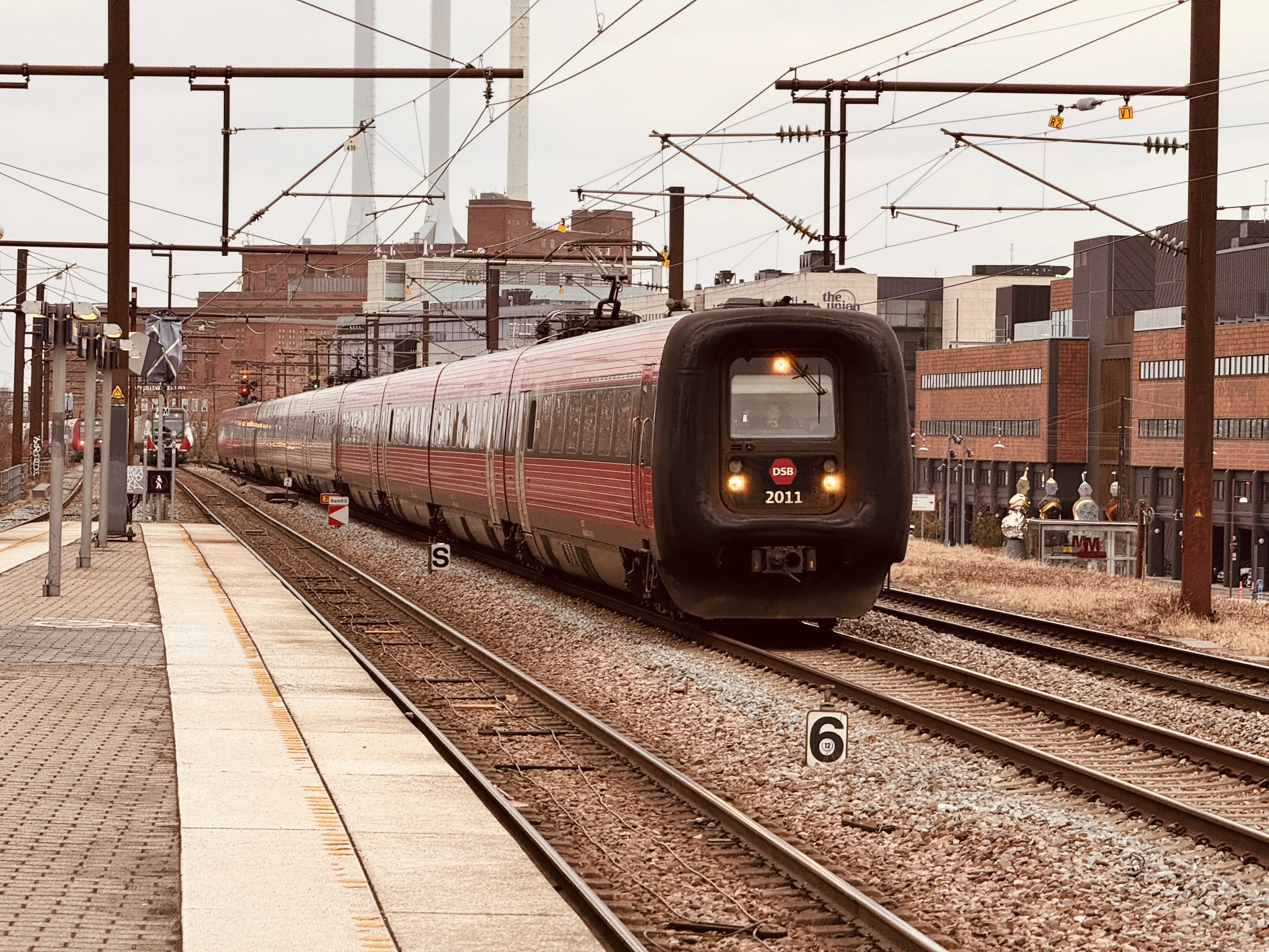 Billede af DSB ER 2011 fotograferet ud for Nordhavn S-togstrinbræt. Billede af DSB ER 2011 fotograferet ud for Nordhavn S-togstrinbræt.