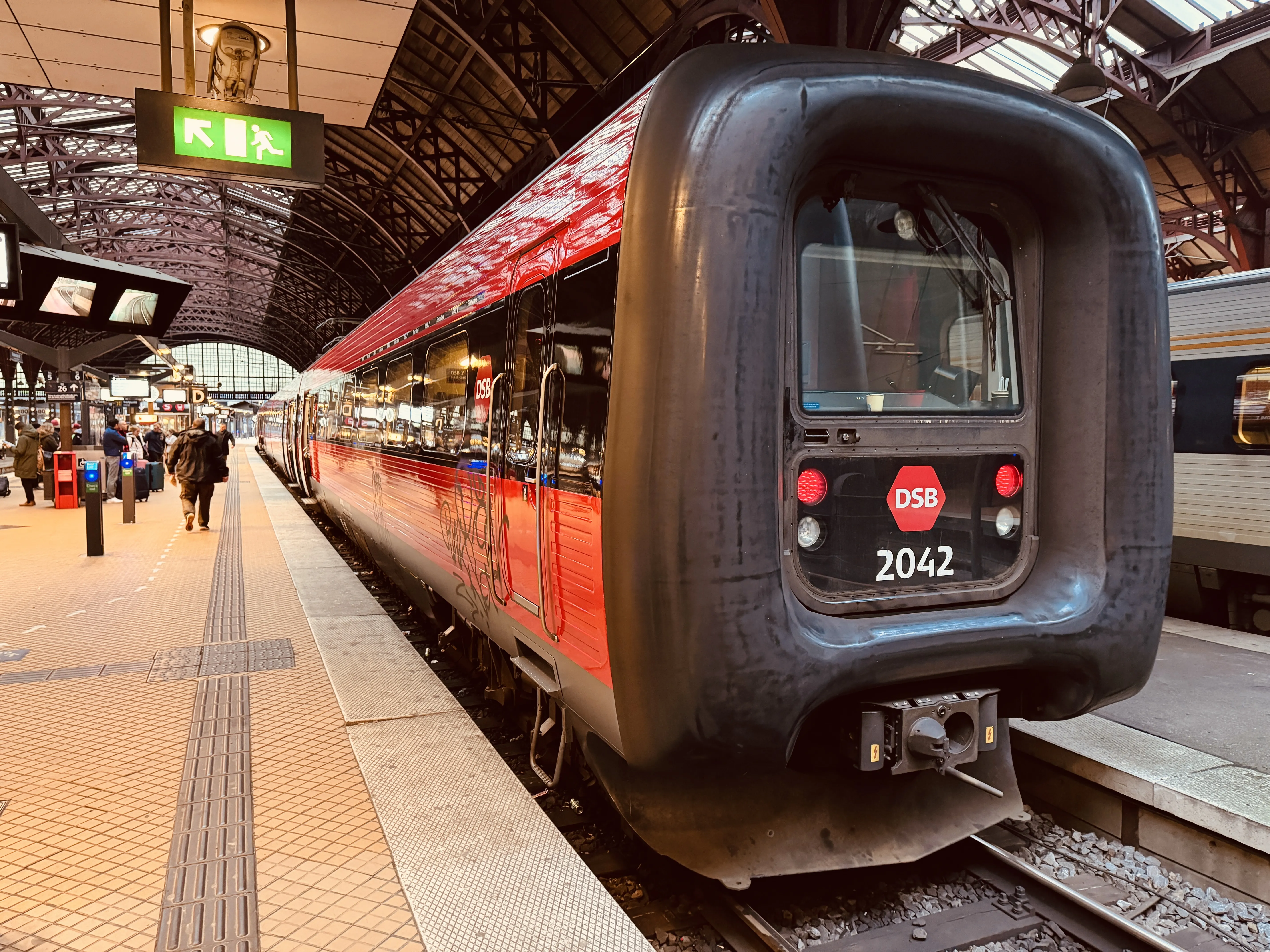 Billede af DSB ER 2042 fotograferet ud for København Hovedbanegård.