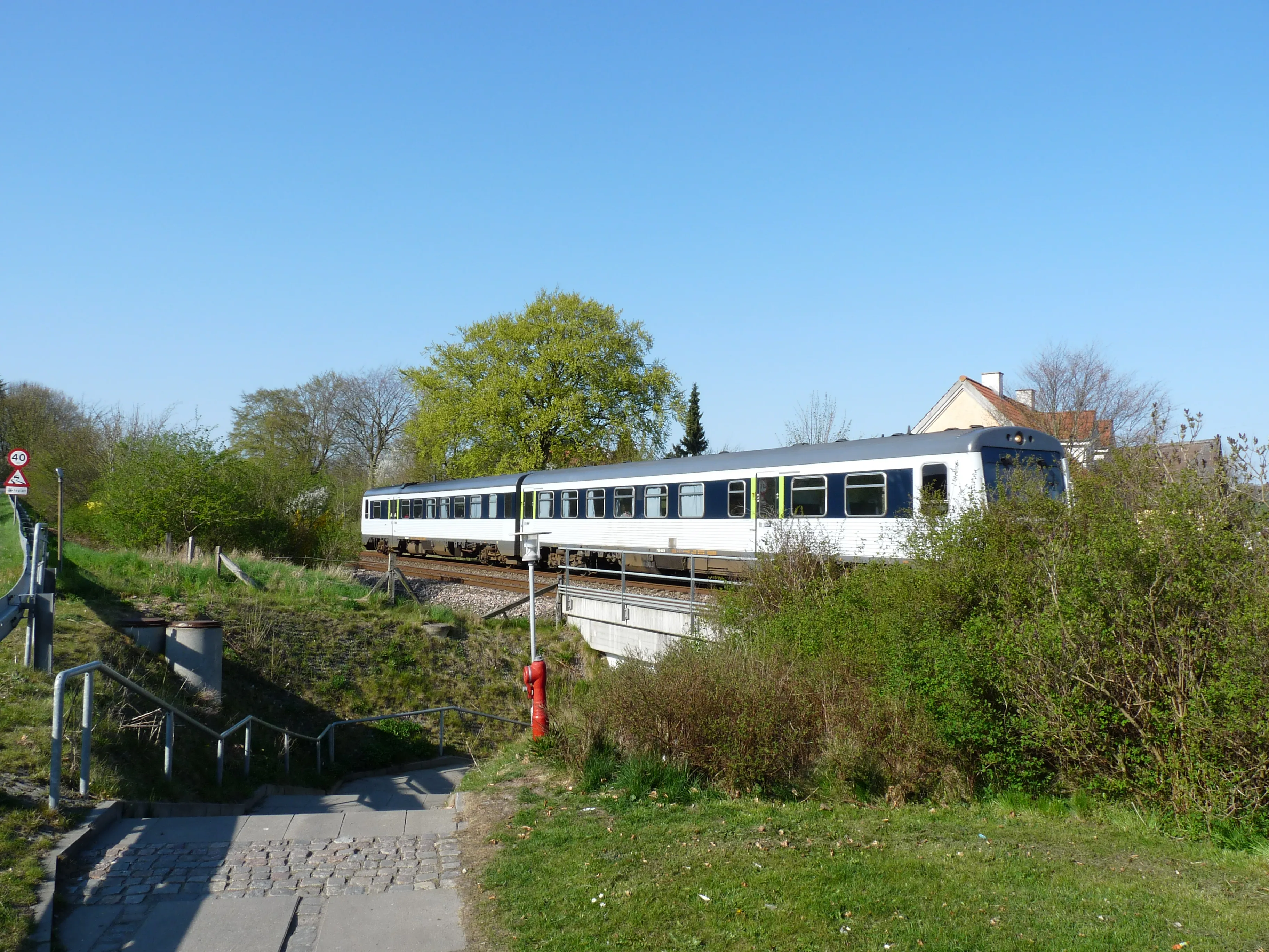 Billede af DSB MR 4023 fotograferet ud for Hovedgård Station. Billede af DSB MR 4023 fotograferet ud for Hovedgård Station.