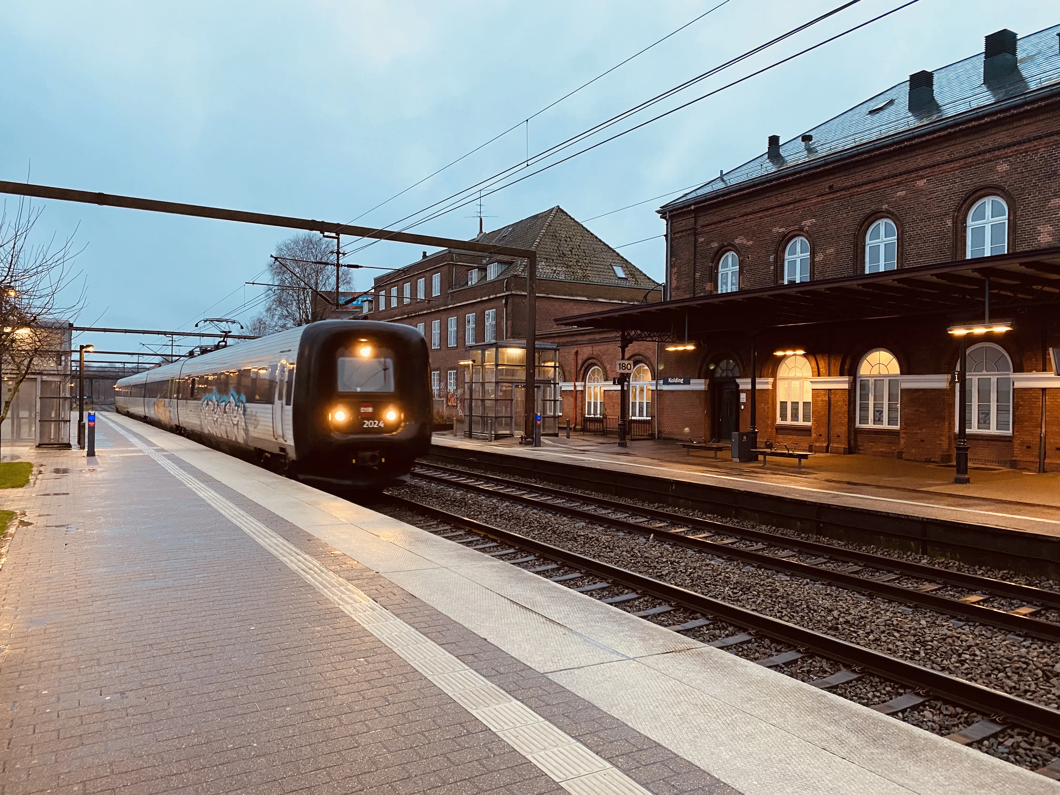 Billede af DSB ER 2024 fotograferet ud for Kolding Banegård. Billede af DSB ER 2024 fotograferet ud for Kolding Banegård.