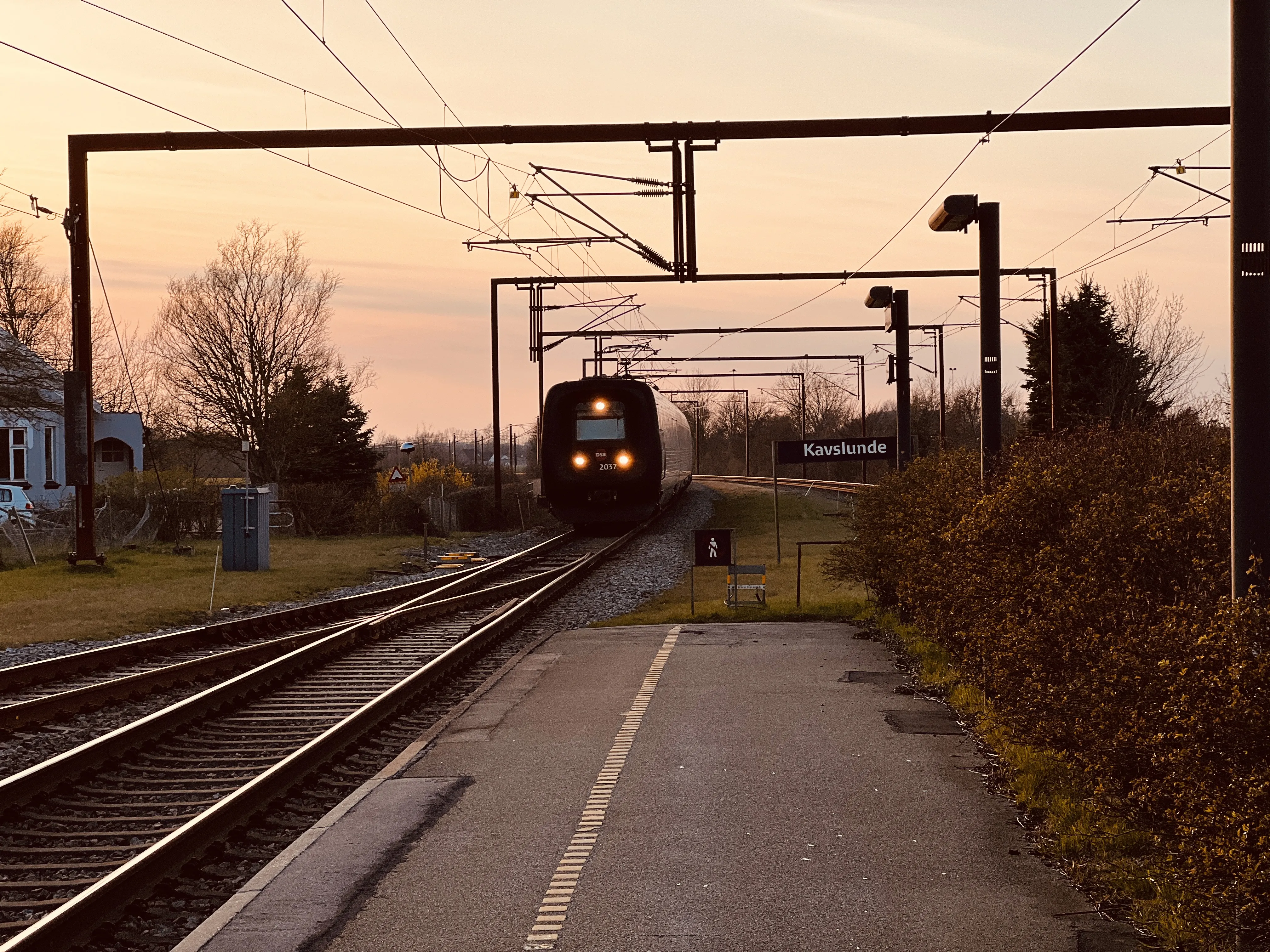 Billede af DSB ER 2037 fotograferet ud for Kavslunde Trinbræt.