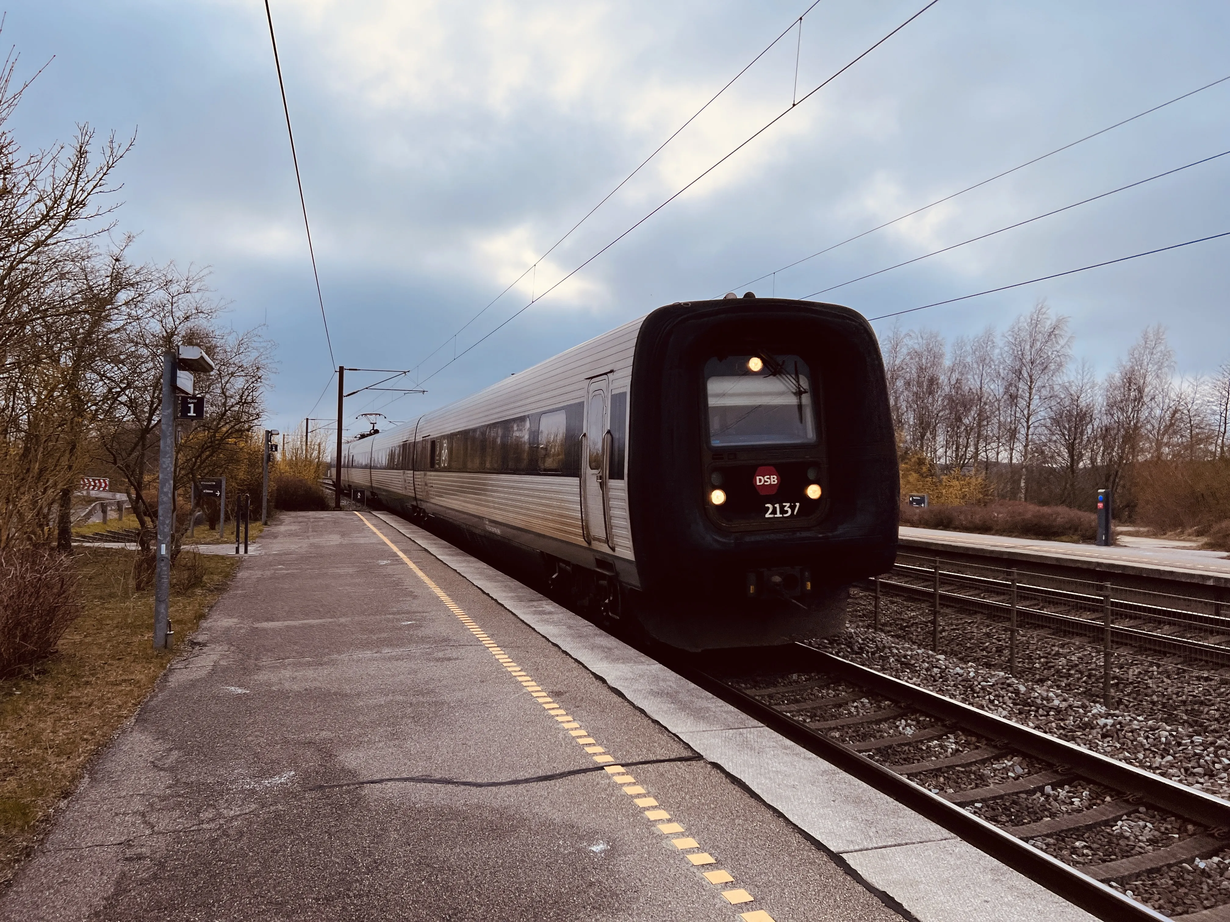 Billede af DSB ER 2037 fotograferet ud for Holmstrup Trinbræt. Billede af DSB ER 2037 fotograferet ud for Holmstrup Trinbræt.