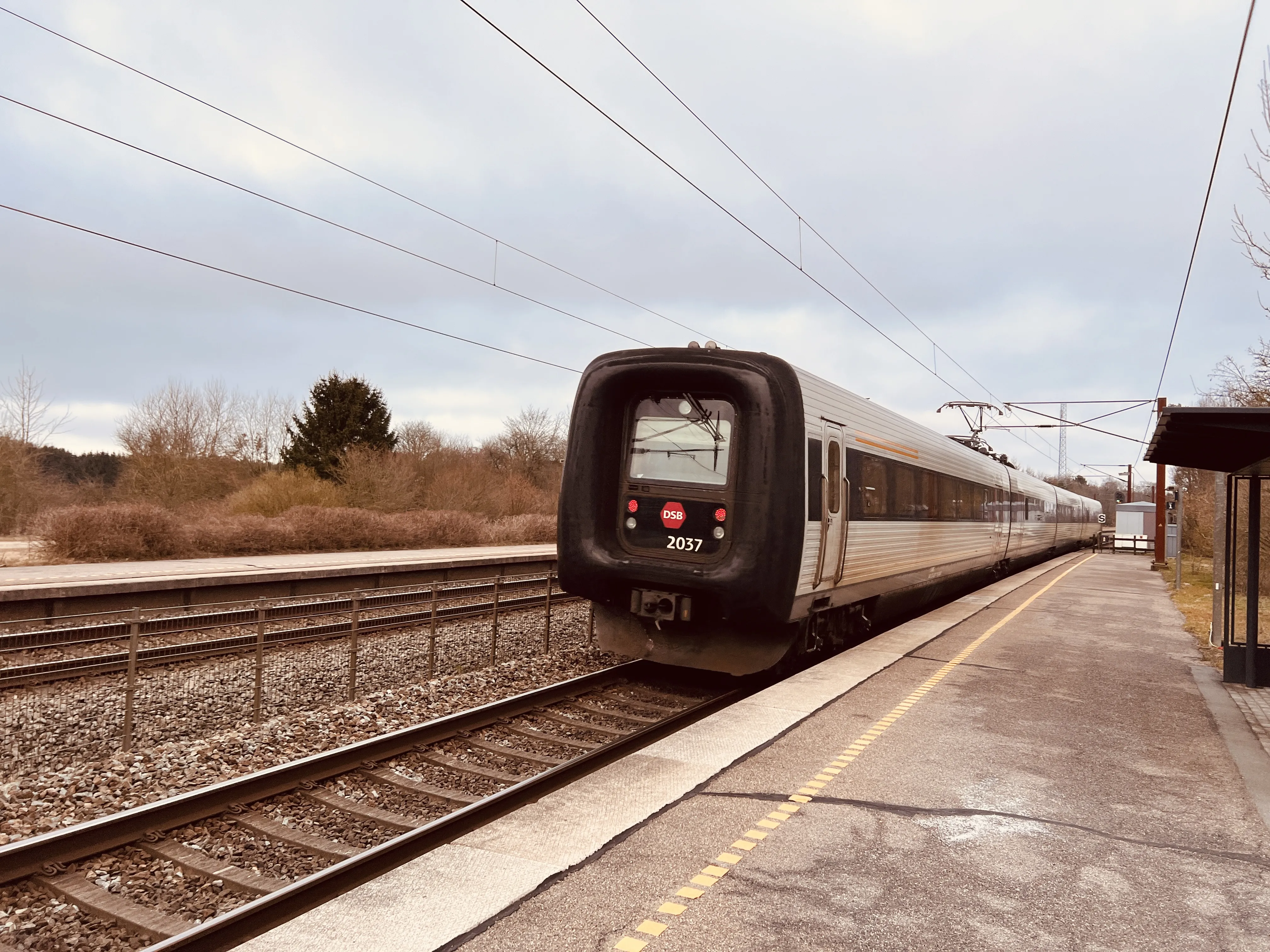 Billede af DSB ER 2037 fotograferet ud for Holmstrup Trinbræt. Billede af DSB ER 2037 fotograferet ud for Holmstrup Trinbræt.