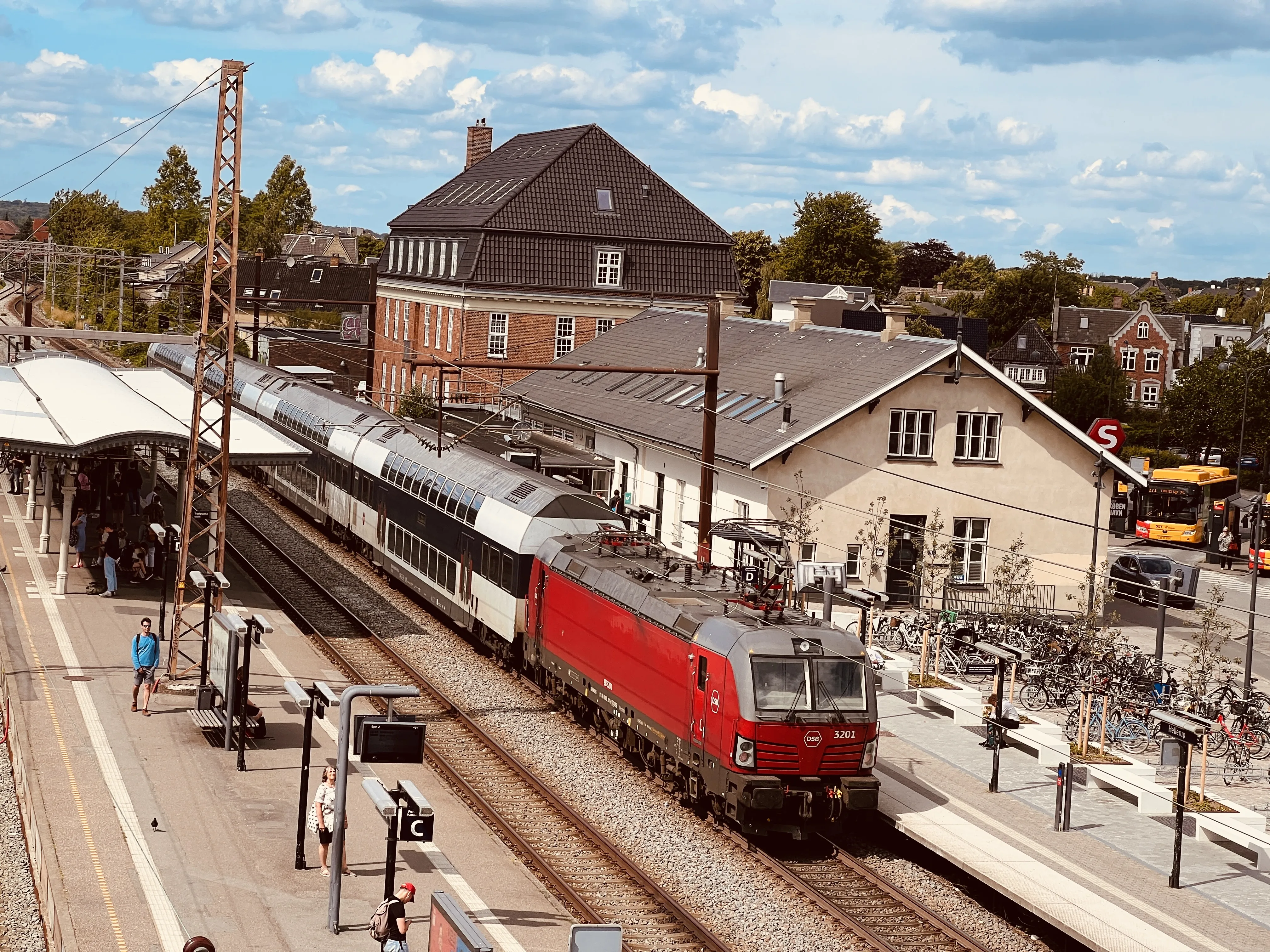Billede af DSB EB 3201 fotograferet ud for Hellerup Station. Billede af DSB EB 3201 fotograferet ud for Hellerup Station.