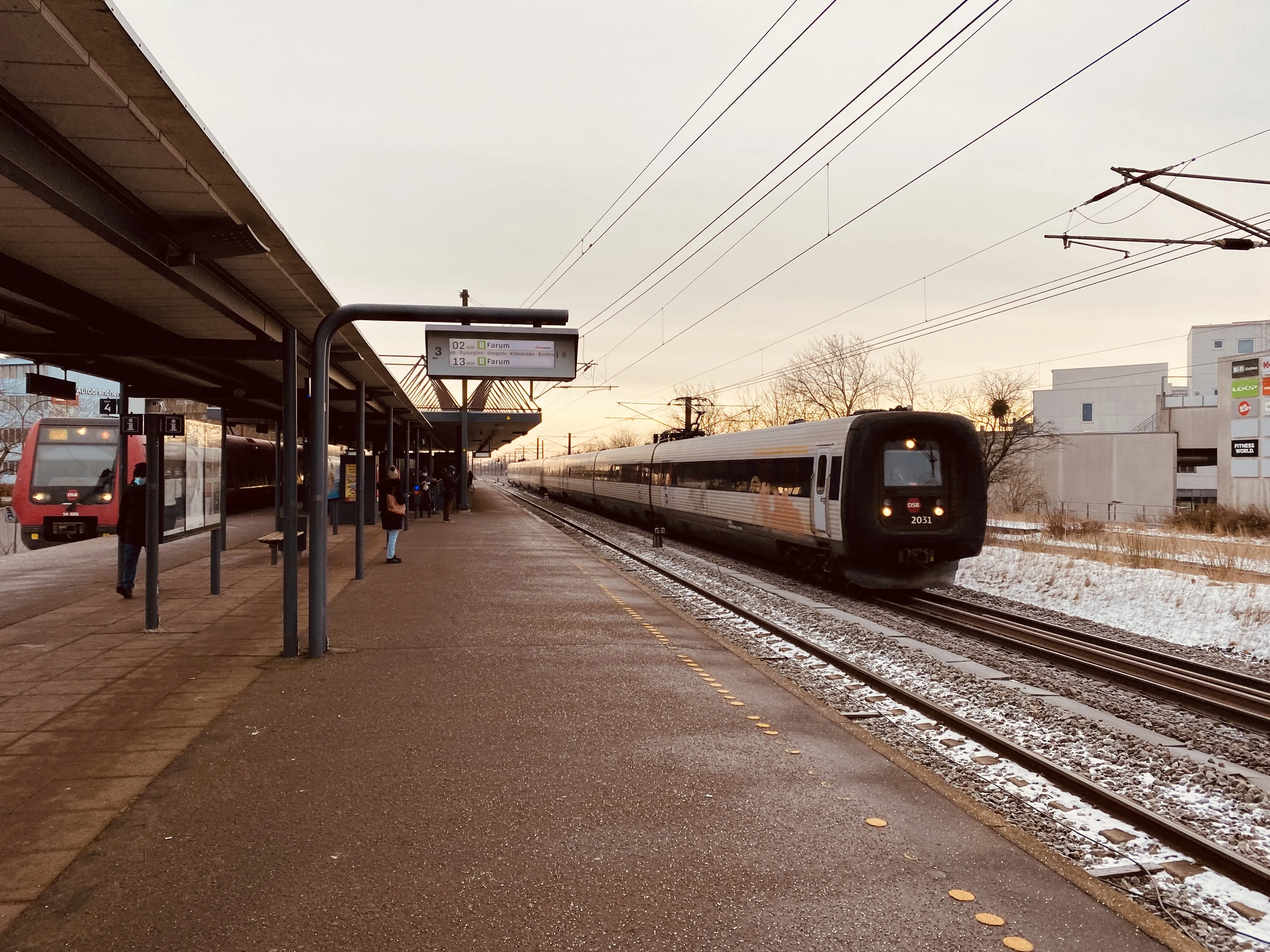 Billede af DSB ER 2031 fotograferet ud for Taastrup S-togstrinbræt. Billede af DSB ER 2031 fotograferet ud for Taastrup S-togstrinbræt.
