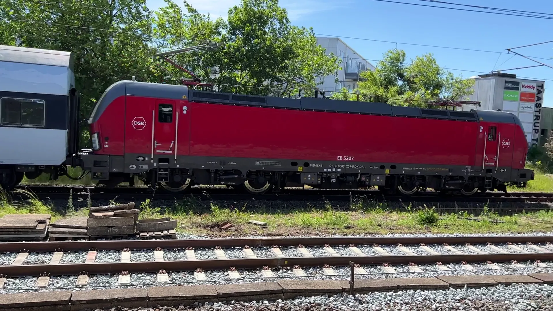 Billede af DSB EB 3207 fotograferet ud for Taastrup S-togstrinbræt.