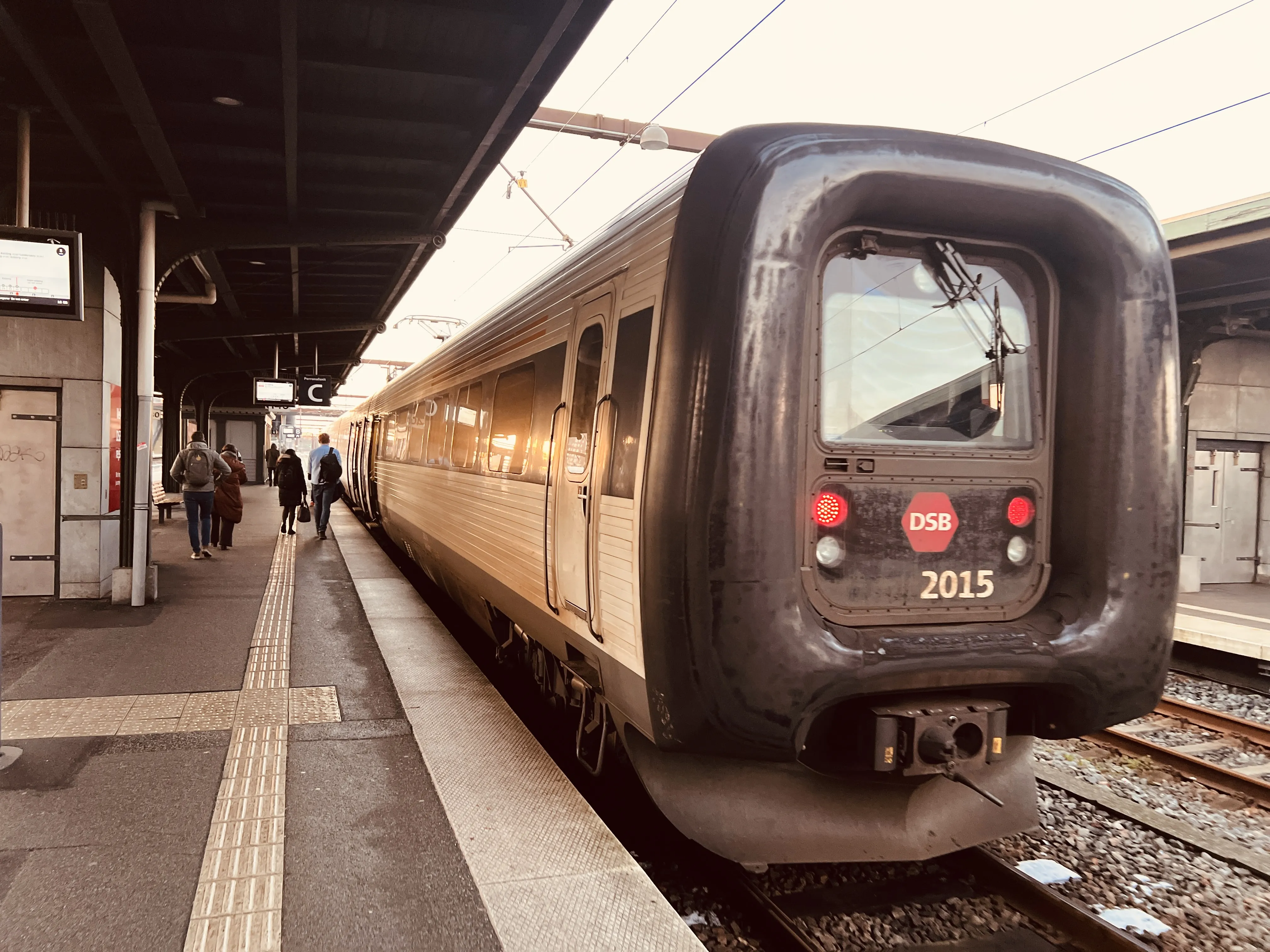 Billede af DSB ER 2015 fotograferet ud for Odense Banegård Center. Billede af DSB ER 2015 fotograferet ud for Odense Banegård Center.