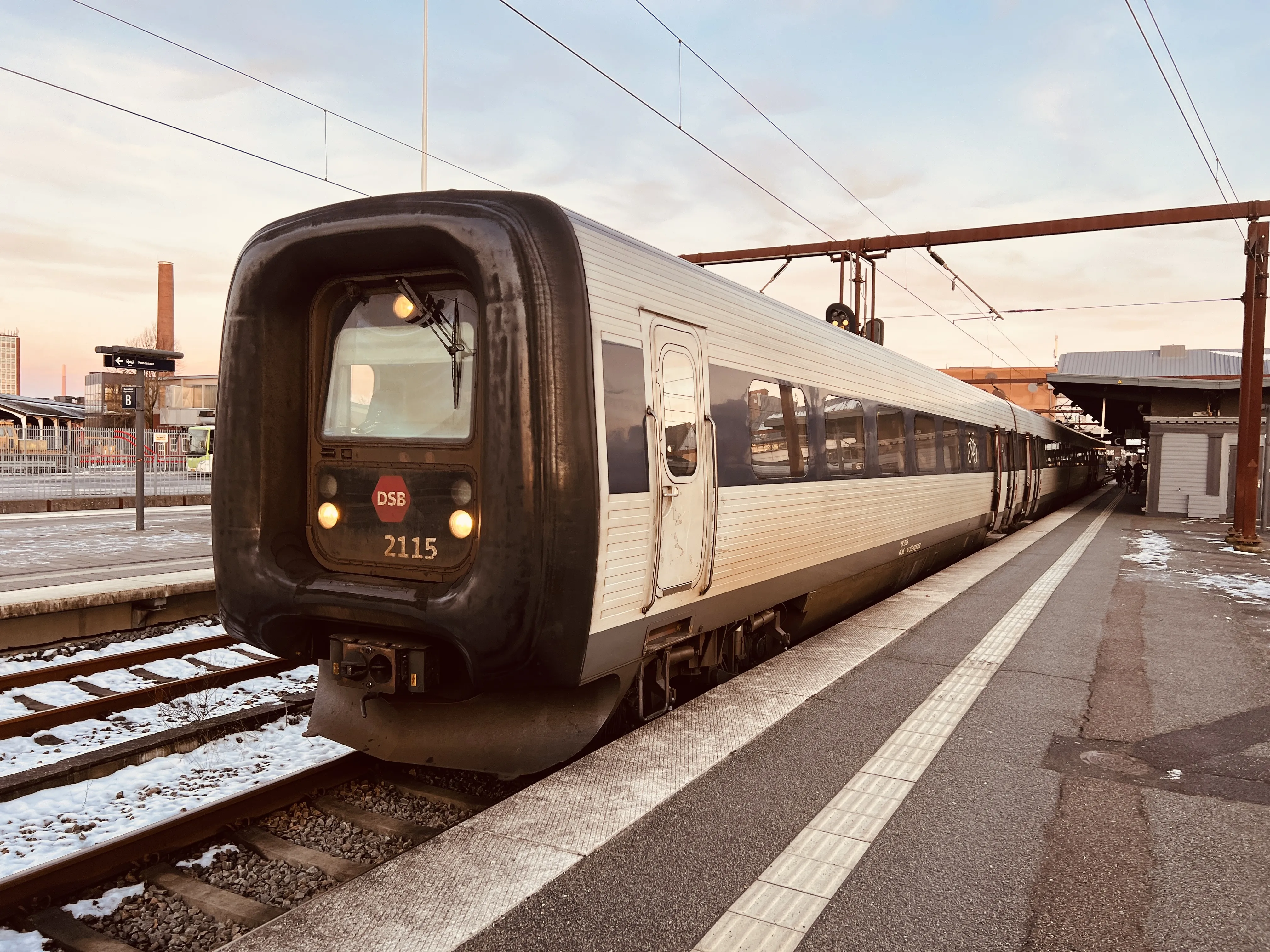 Billede af DSB ER 2015 fotograferet ud for Odense Banegård Center. Billede af DSB ER 2015 fotograferet ud for Odense Banegård Center.