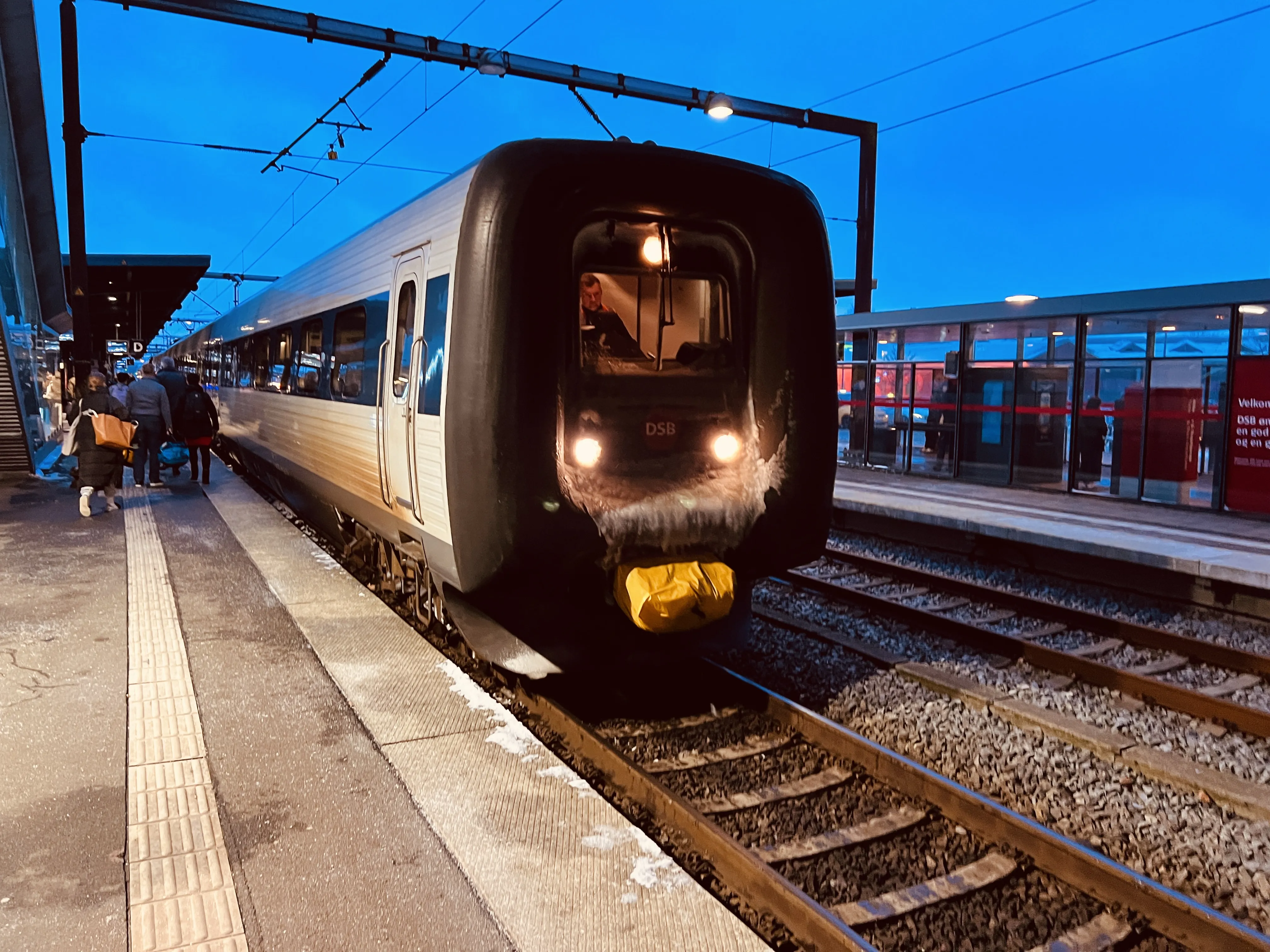 Billede af DSB ER 2023 fotograferet ud for Odense Banegård Center. Billede af DSB ER 2023 fotograferet ud for Odense Banegård Center.