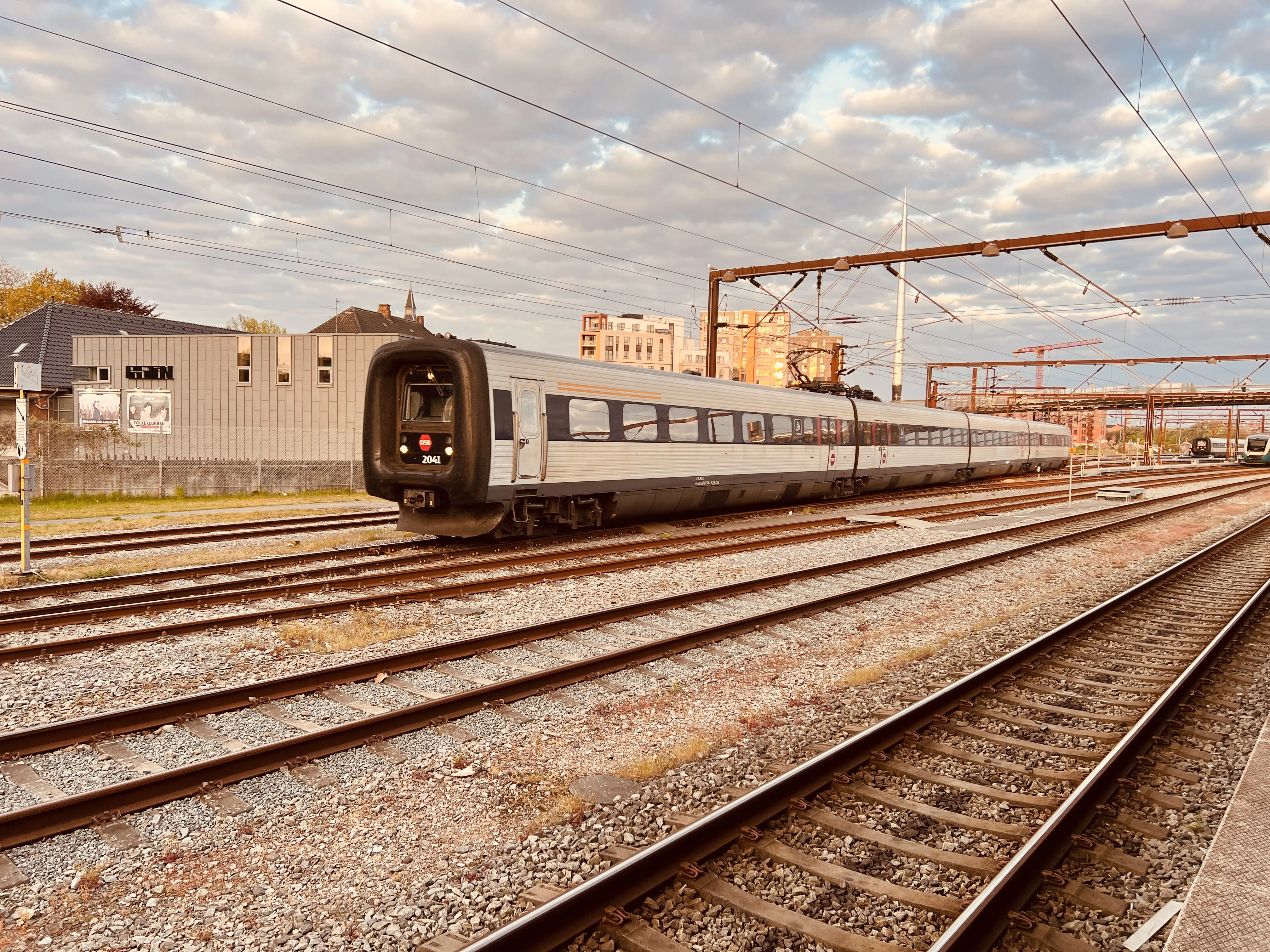 Billede af DSB ER 2041 fotograferet ud for Odense Banegård Center. Billede af DSB ER 2041 fotograferet ud for Odense Banegård Center.