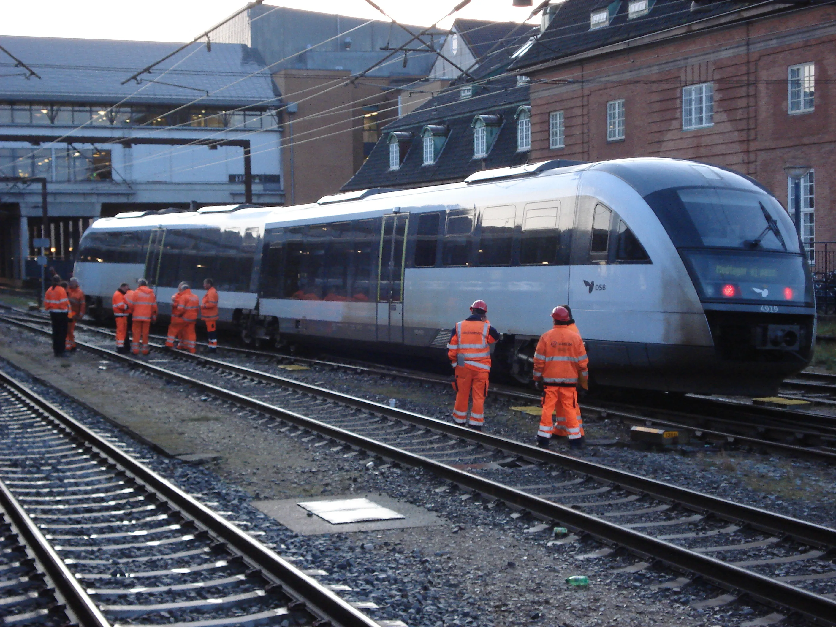 Billede af DSB MQ 4119-4919, som er afsporet ved Odense Banegård Center. Billede af DSB MQ 4119-4919, som er afsporet ved Odense Banegård Center.