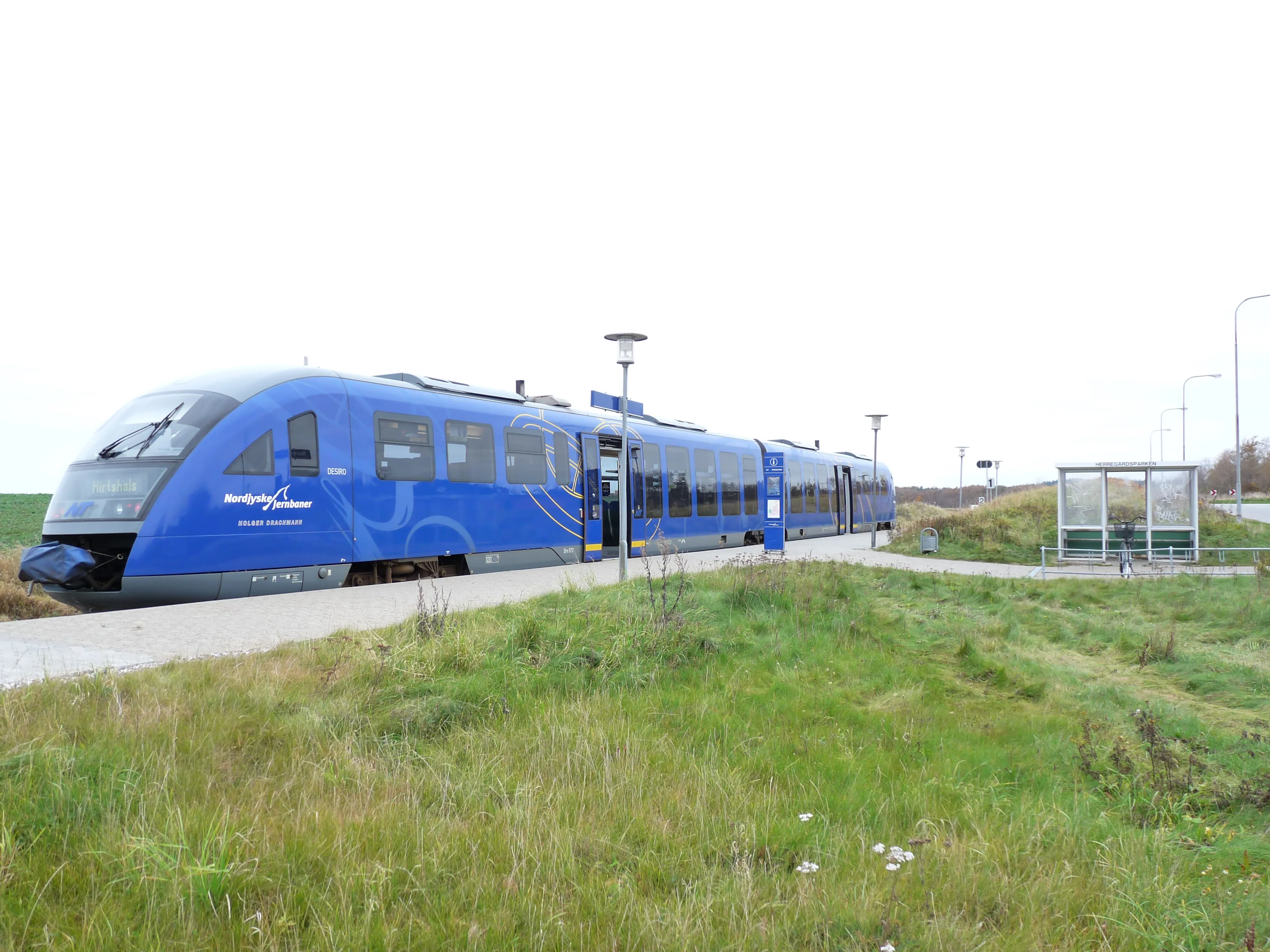 Billede af NJJ DM 502 fotograferet ud for Herregårdsparken Trinbræt. Billede af NJJ DM 502 fotograferet ud for Herregårdsparken Trinbræt.
