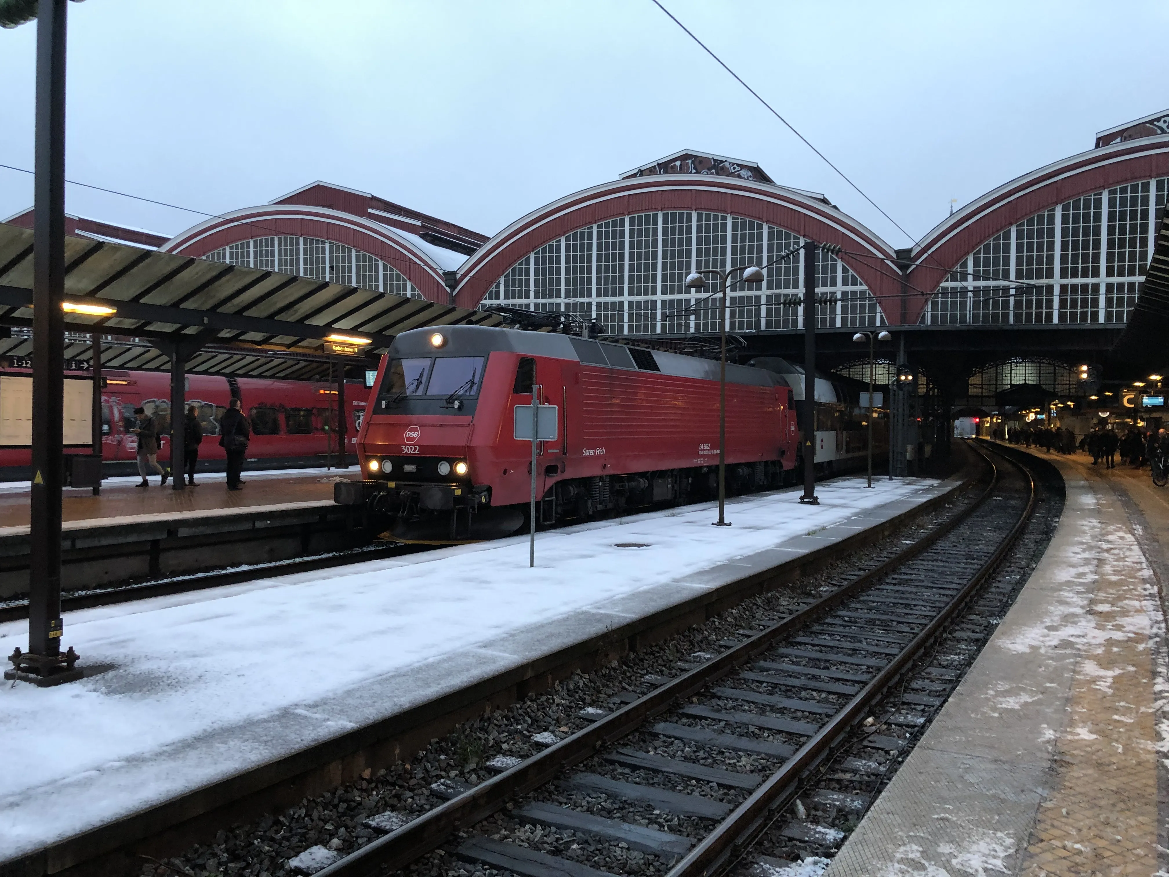 Billede af DSB EA 3022 fotograferet ud for København Hovedbanegård. Billede af DSB EA 3022 fotograferet ud for København Hovedbanegård.