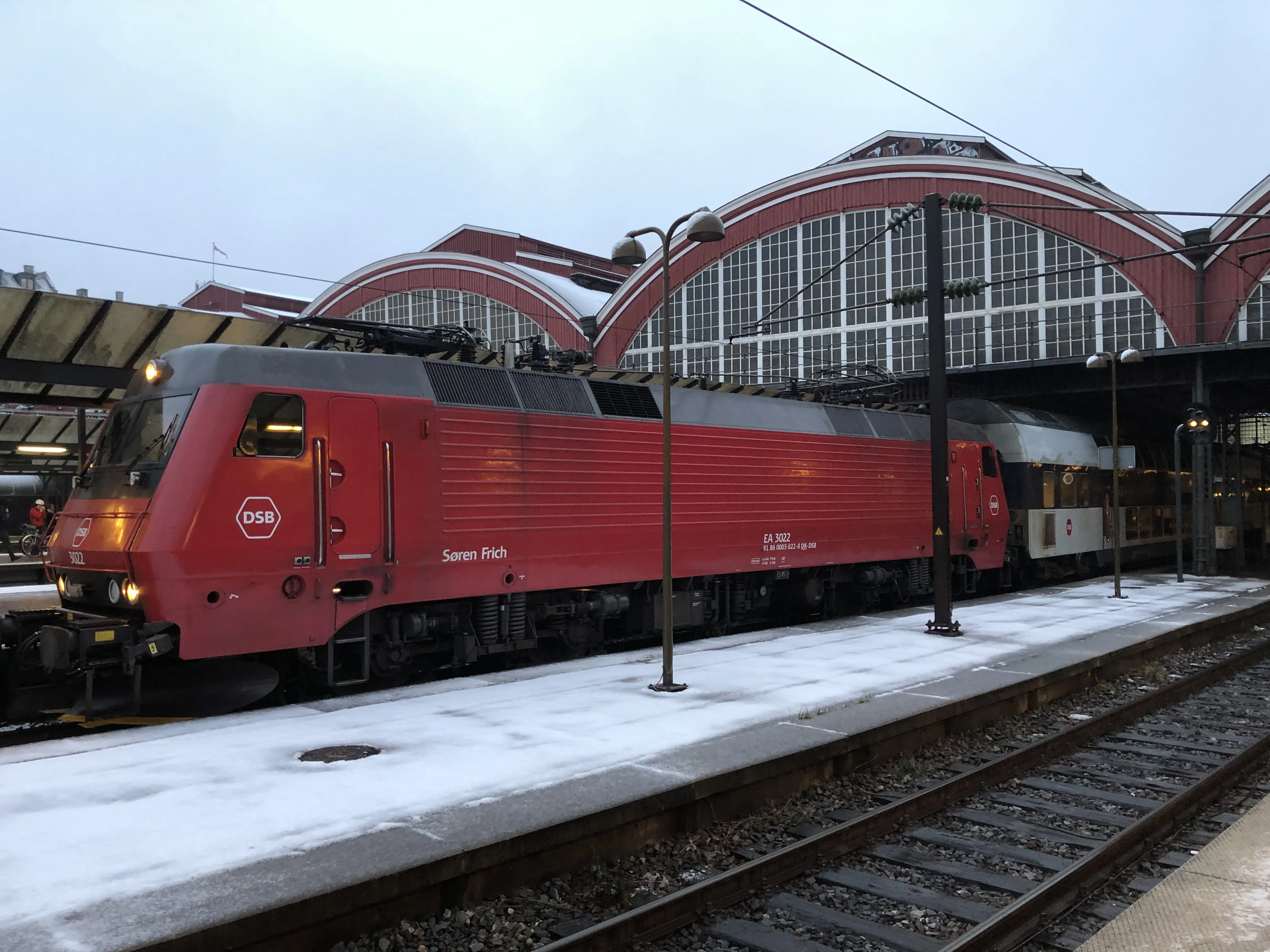Billede af DSB EA 3022 fotograferet ud for København Hovedbanegård. Billede af DSB EA 3022 fotograferet ud for København Hovedbanegård.