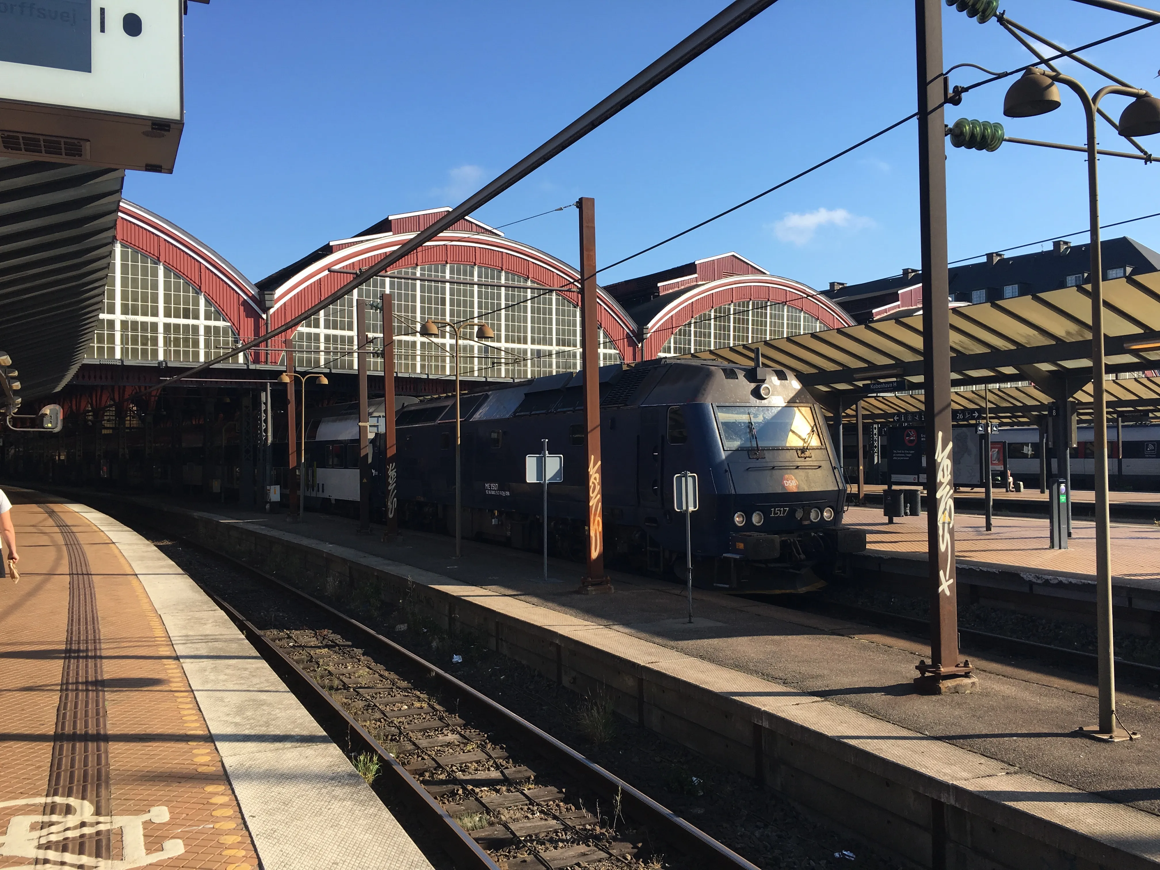 Billede af DSB ME 1517 fotograferet ud for København Hovedbanegård. Billede af DSB ME 1517 fotograferet ud for København Hovedbanegård.