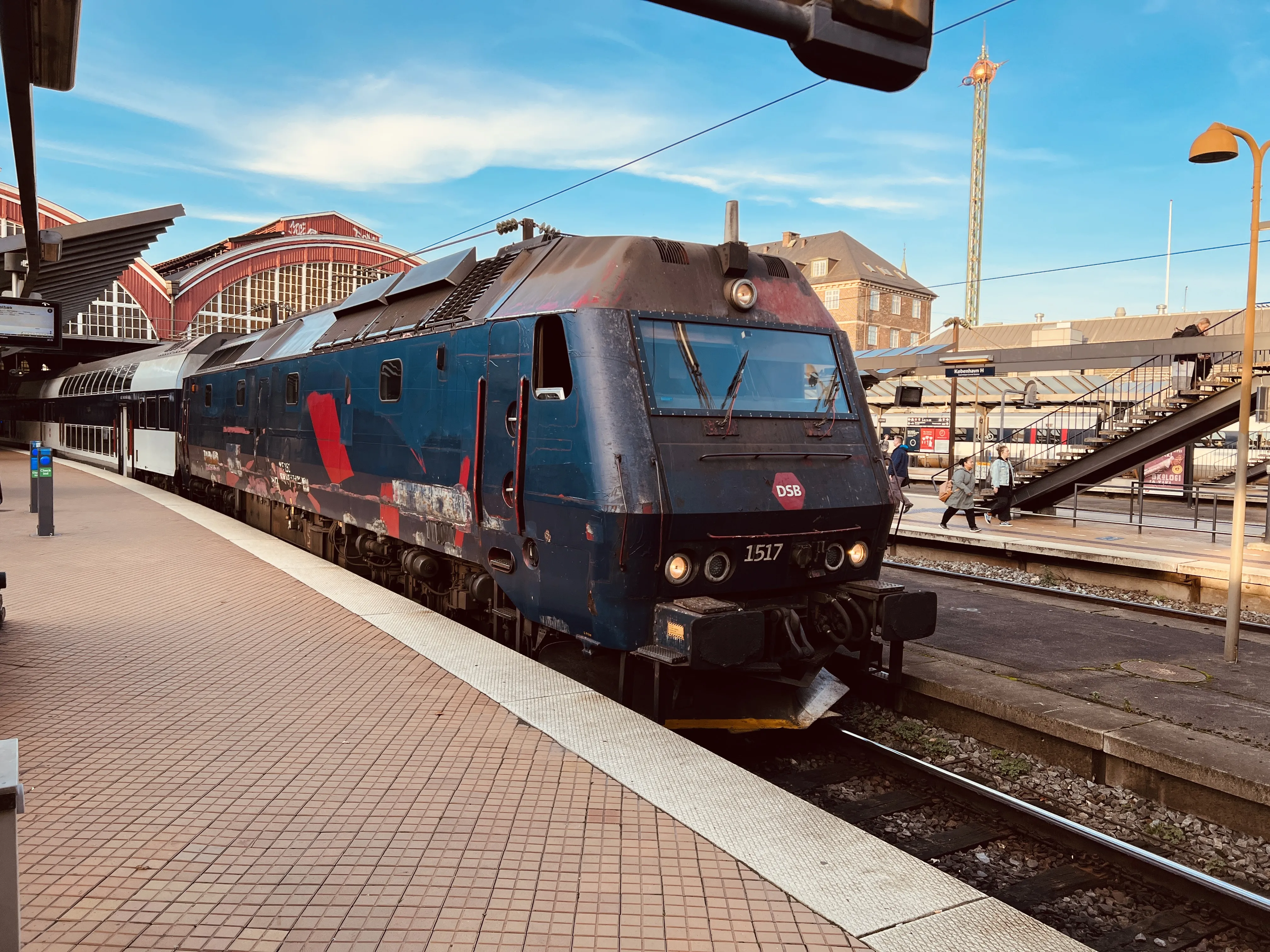 Billede af DSB ME 1517 fotograferet ud for København Hovedbanegård. Billede af DSB ME 1517 fotograferet ud for København Hovedbanegård.