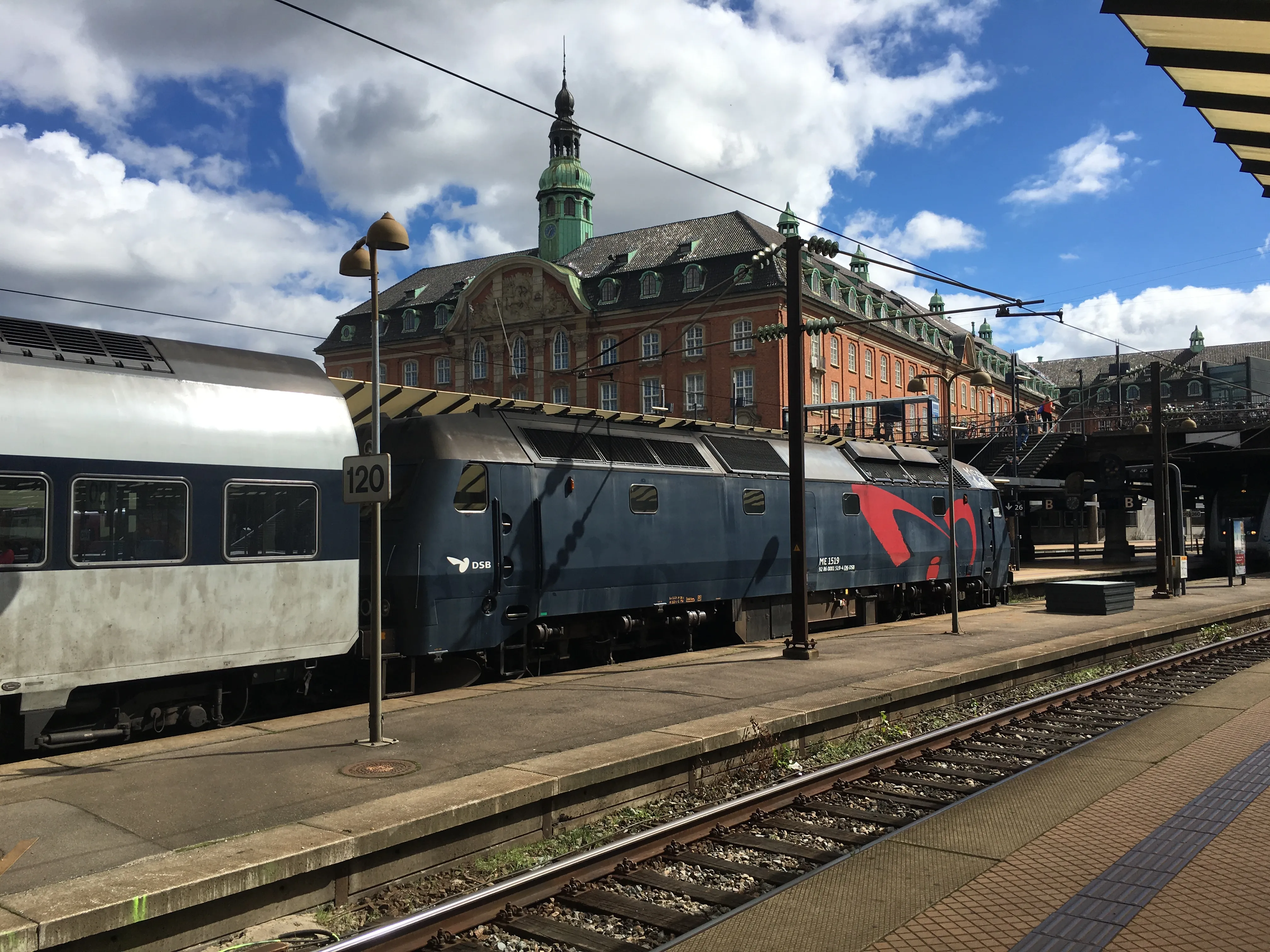 Billede af DSB ME 1519 fotograferet ud for København Hovedbanegård. Billede af DSB ME 1519 fotograferet ud for København Hovedbanegård.