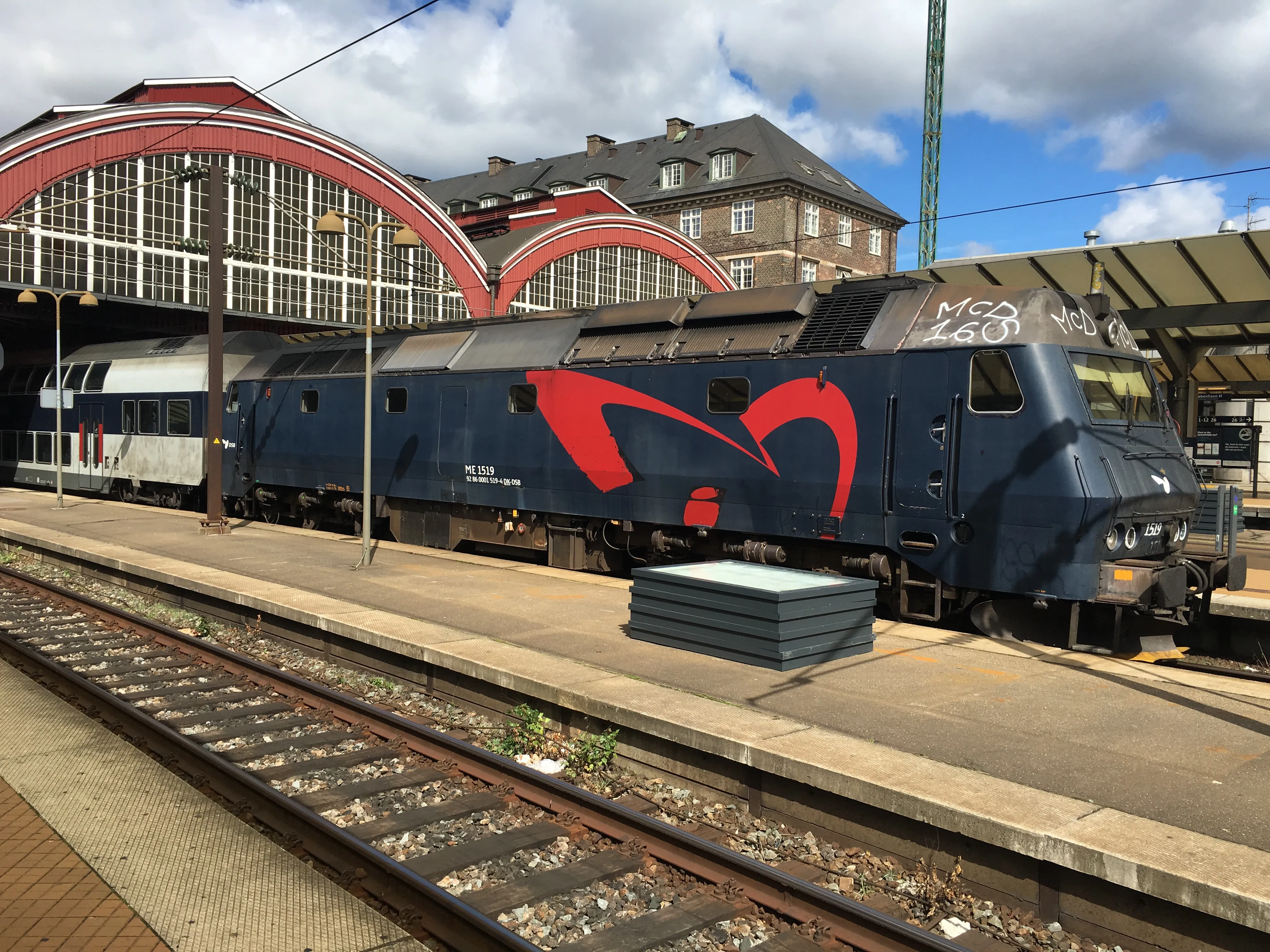 Billede af DSB ME 1519 fotograferet ud for København Hovedbanegård. Billede af DSB ME 1519 fotograferet ud for København Hovedbanegård.