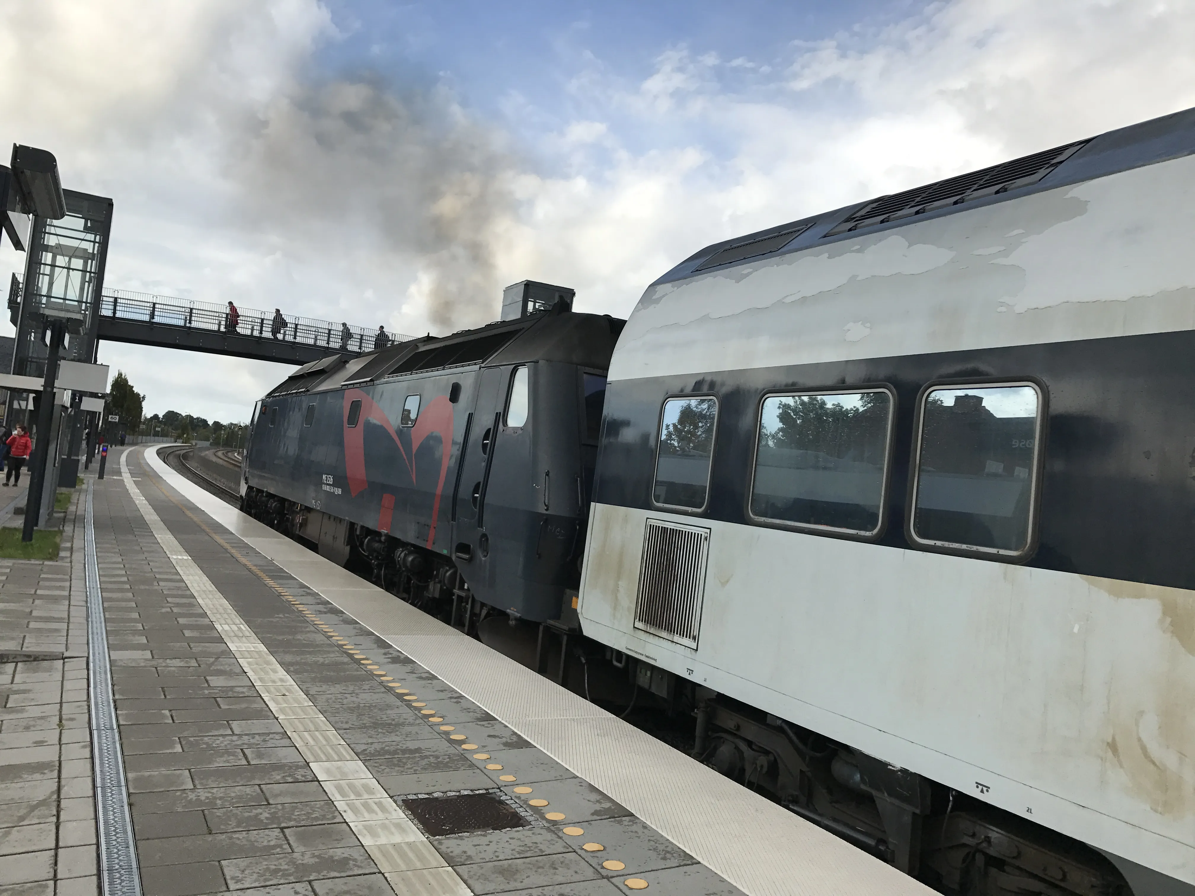 Billede af DSB ME 1526 fotograferet ud for Tølløse Station. Billede af DSB ME 1526 fotograferet ud for Tølløse Station.