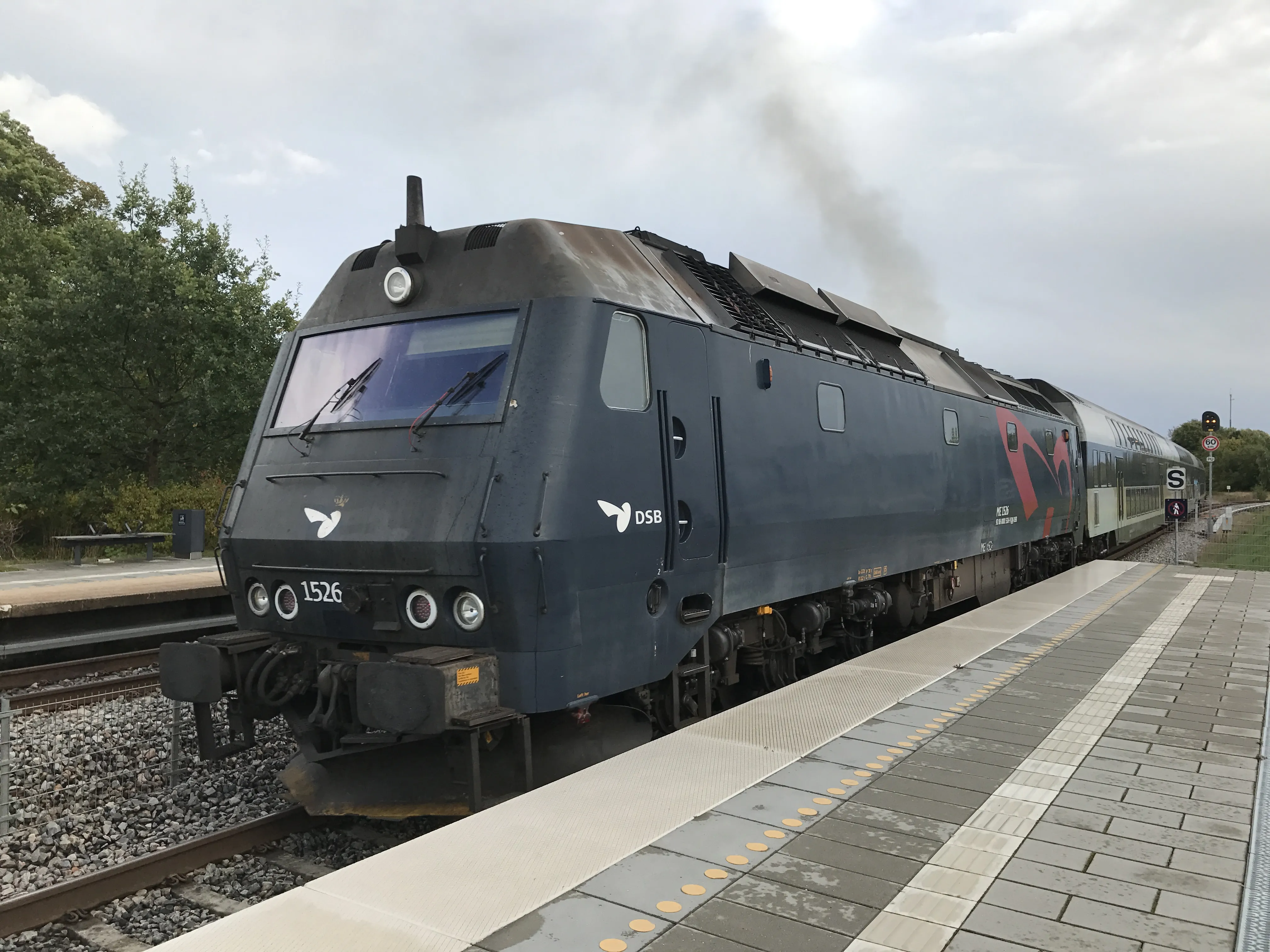 Billede af DSB ME 1526 fotograferet ud for Tølløse Station. Billede af DSB ME 1526 fotograferet ud for Tølløse Station.