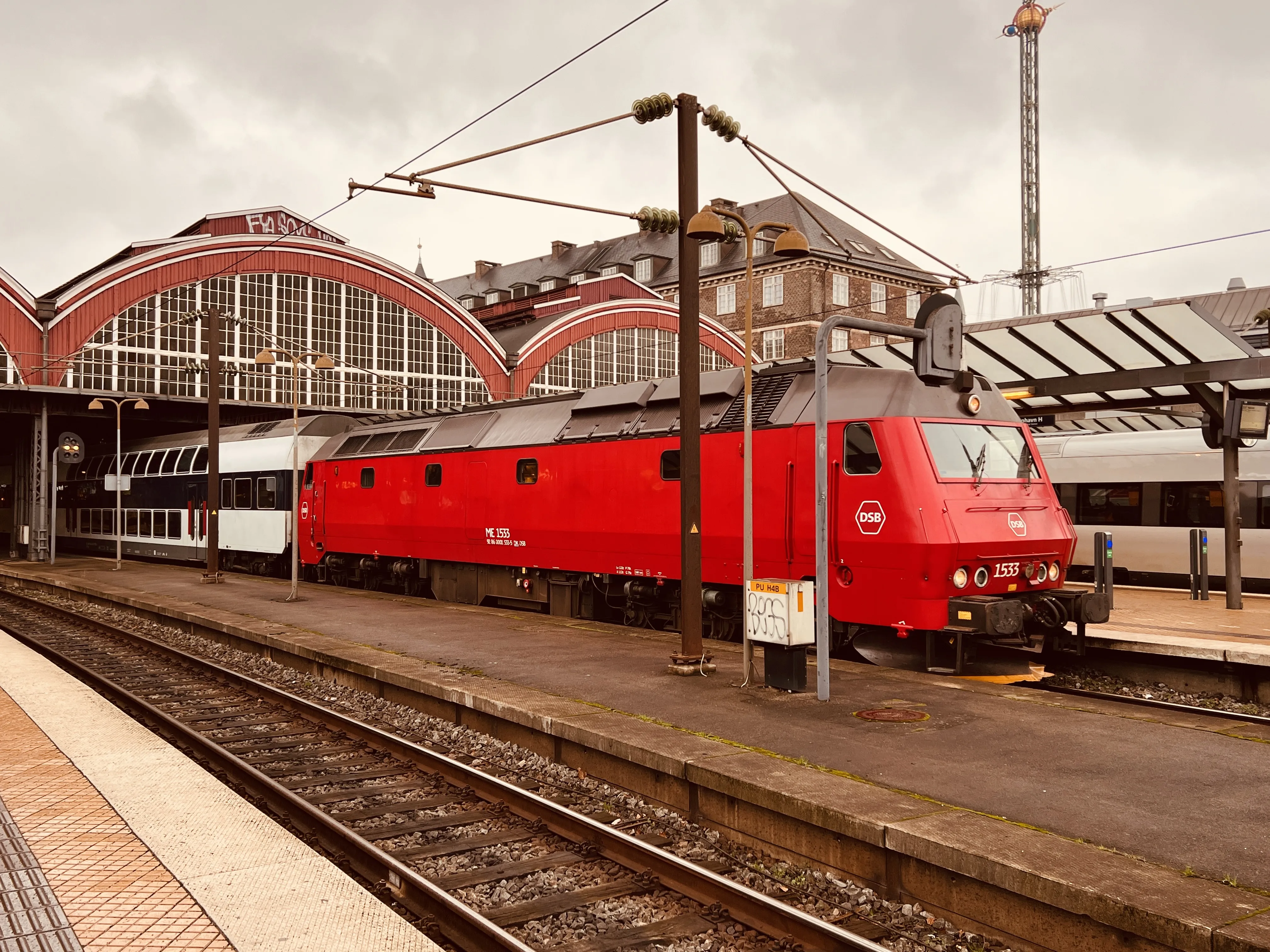 Billede af DSB ME 1533 fotograferet ud for København Hovedbanegård. Billede af DSB ME 1533 fotograferet ud for København Hovedbanegård.