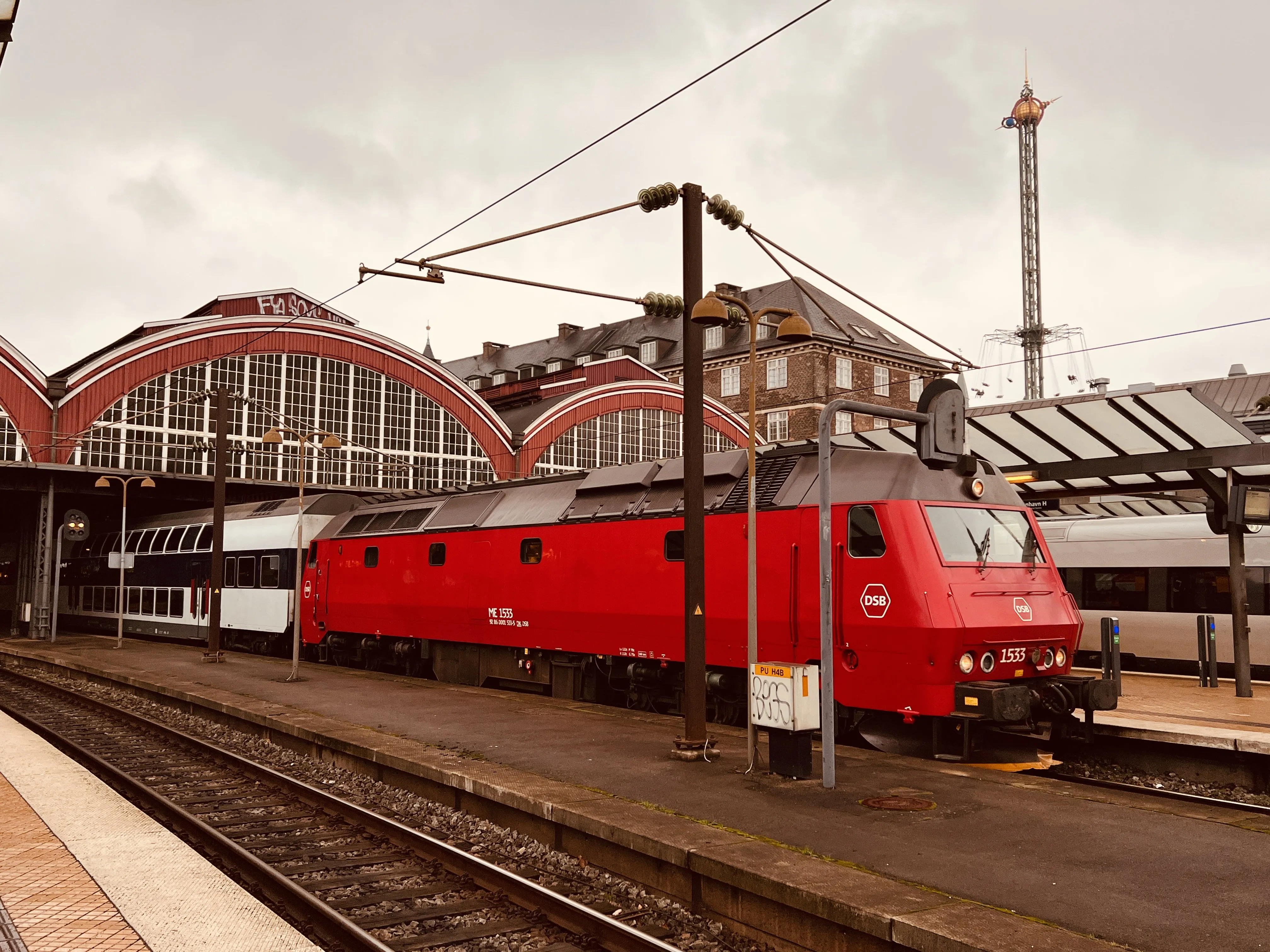 Billede af DSB ME 1533 fotograferet ud for København Hovedbanegård. Billede af DSB ME 1533 fotograferet ud for København Hovedbanegård.