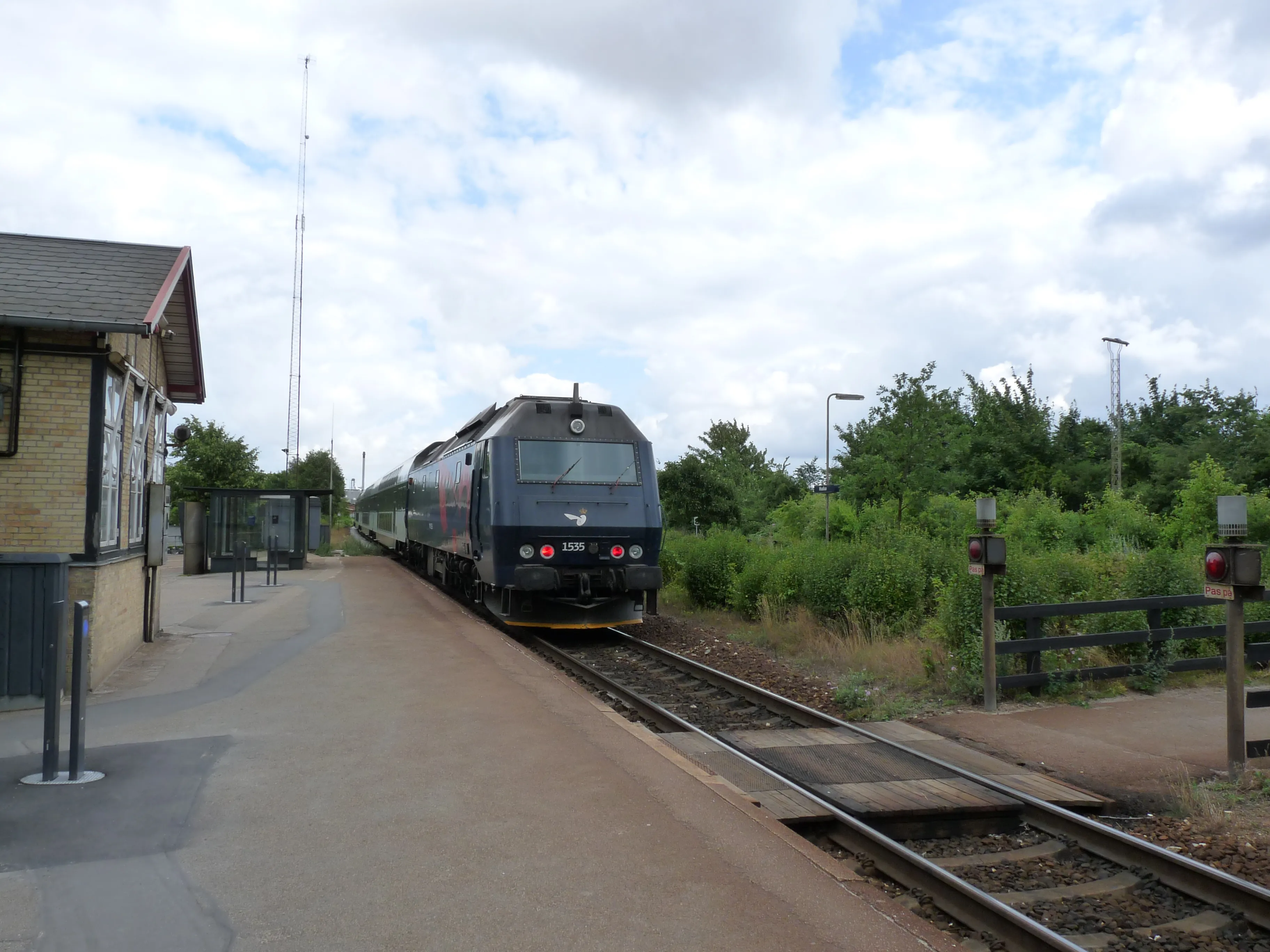 Billede af DSB ME 1535 fotograferet ud for Hvalsø Station. Billede af DSB ME 1535 fotograferet ud for Hvalsø Station.