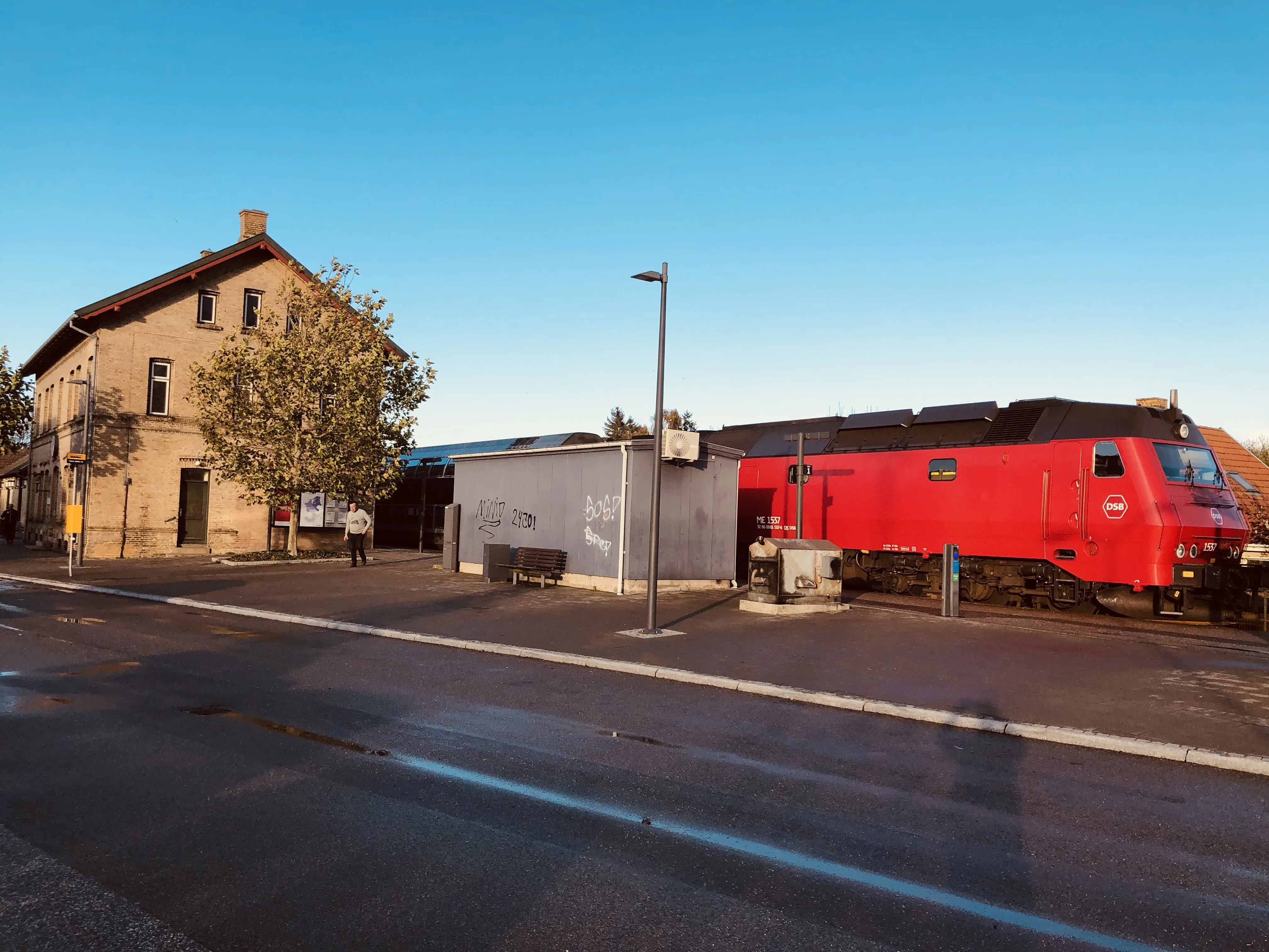 Billede af DSB ME 1537 fotograferet ud for Nørre Alslev Station. Billede af DSB ME 1537 fotograferet ud for Nørre Alslev Station.