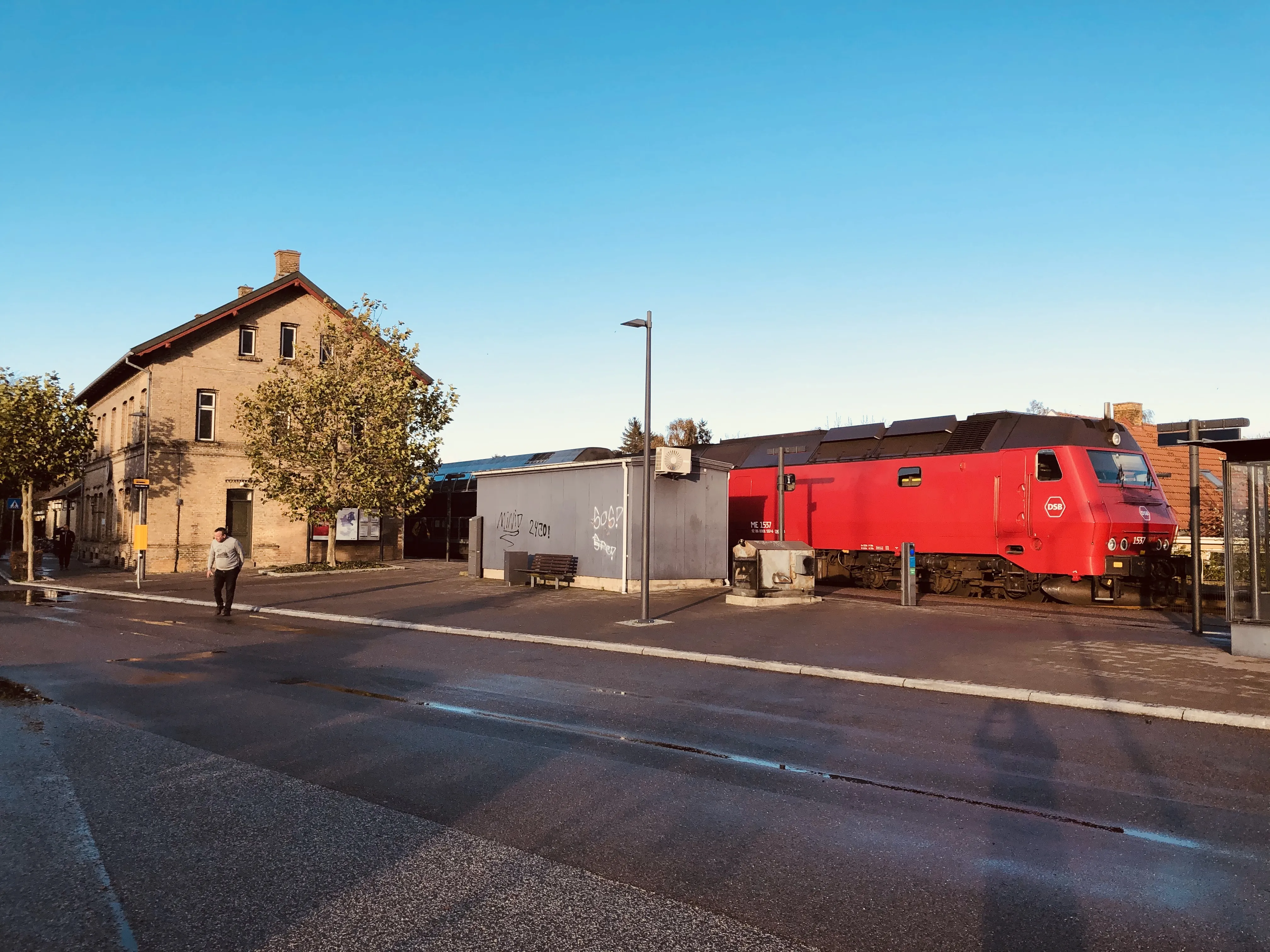 Billede af DSB ME 1537 fotograferet ud for Nørre Alslev Station. Billede af DSB ME 1537 fotograferet ud for Nørre Alslev Station.