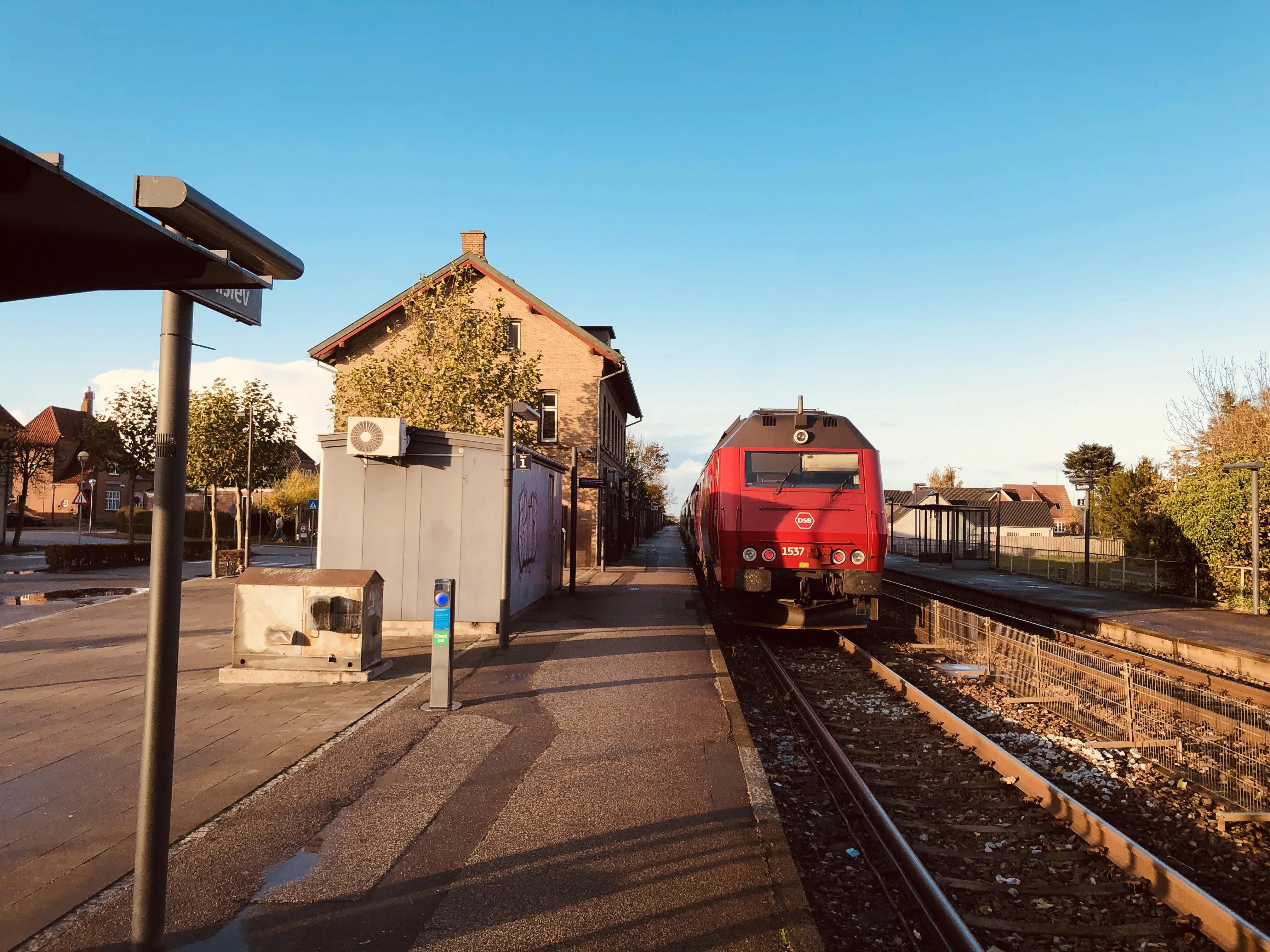 Billede af DSB ME 1537 fotograferet ud for Nørre Alslev Station. Billede af DSB ME 1537 fotograferet ud for Nørre Alslev Station.