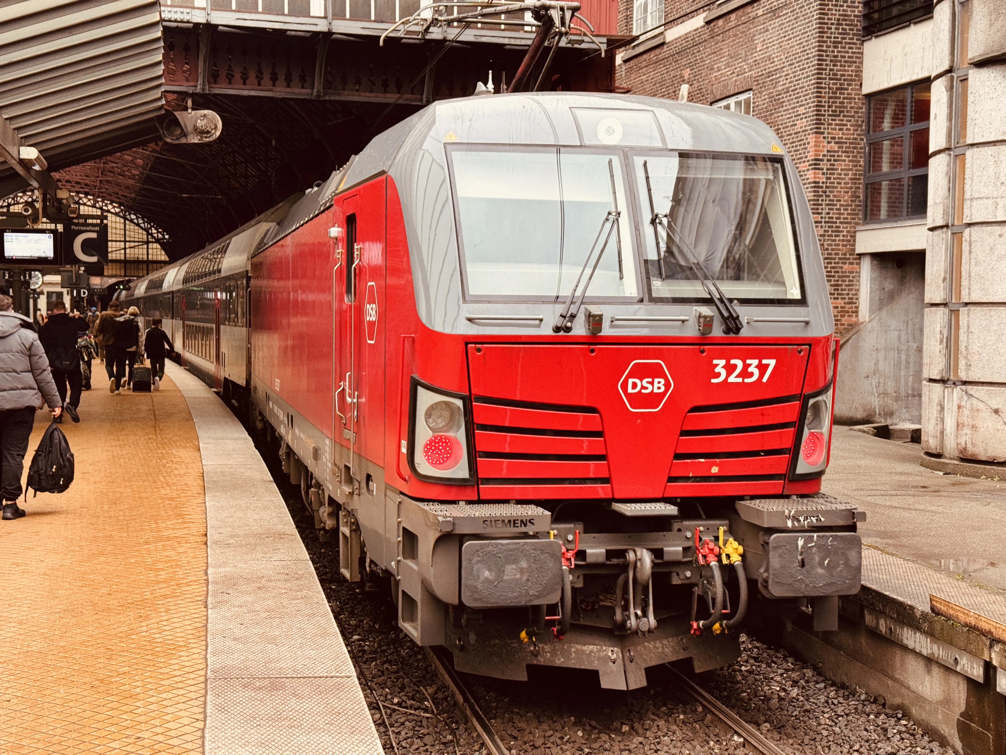 Billede af DSB EB 3237 fotograferet ud for København Hovedbanegård. Billede af DSB EB 3237 fotograferet ud for København Hovedbanegård.