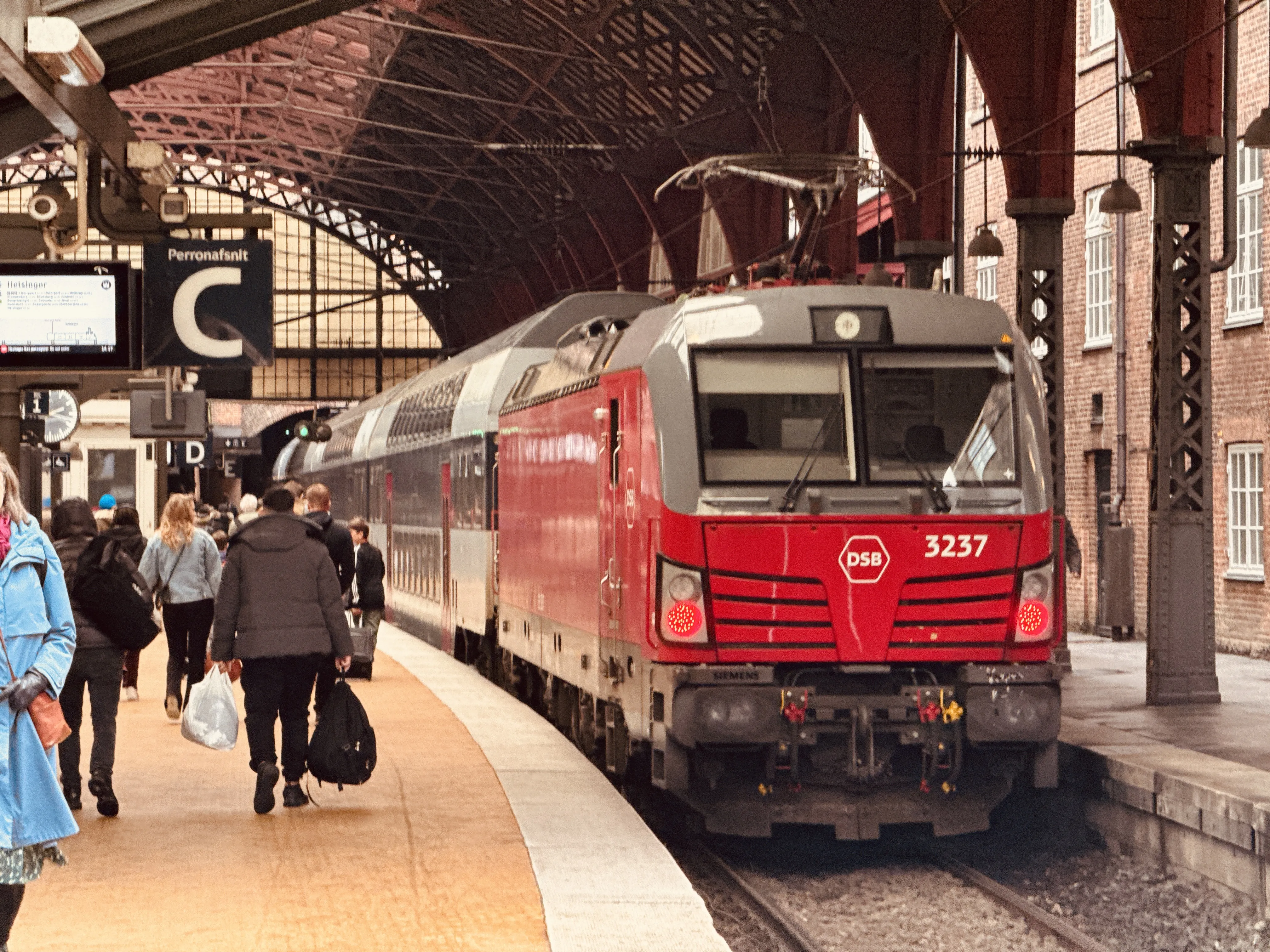 Billede af DSB EB 3237 fotograferet ud for København Hovedbanegård. Billede af DSB EB 3237 fotograferet ud for København Hovedbanegård.
