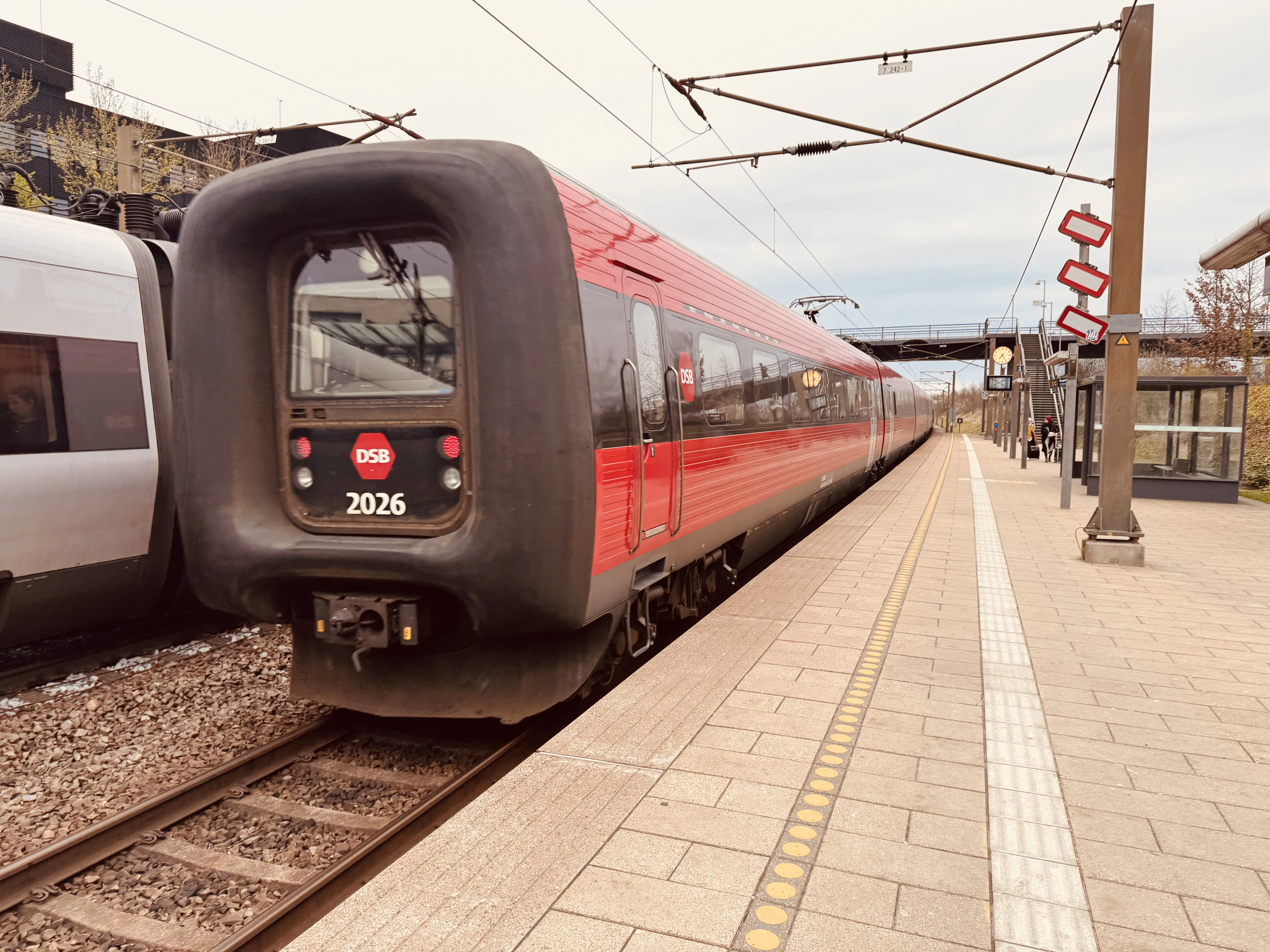 Billede af DSB ER 2026 fotograferet ud for Ørestad Trinbræt. Billede af DSB ER 2026 fotograferet ud for Ørestad Trinbræt.