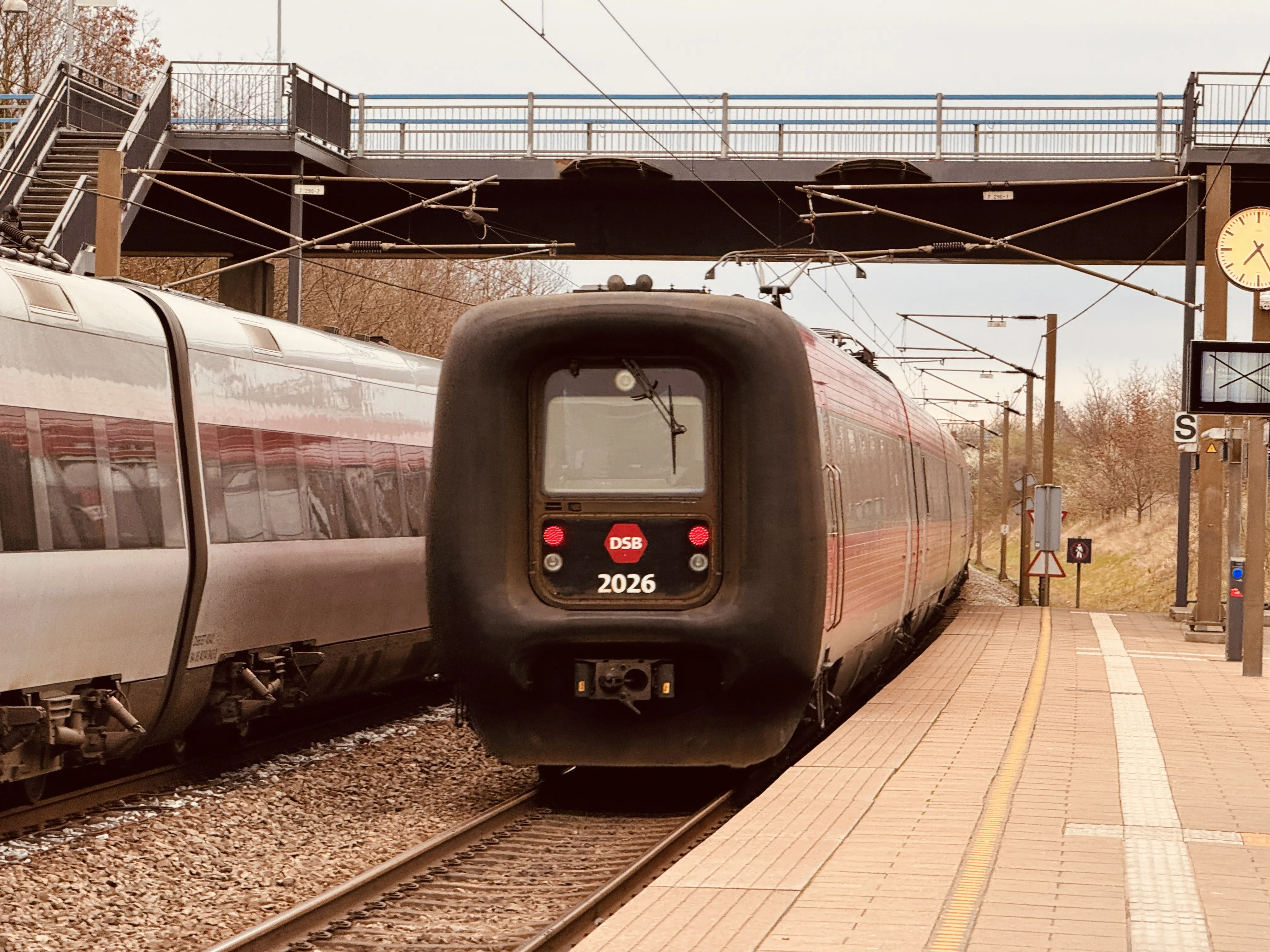 Billede af DSB ER 2026 fotograferet ud for Ørestad Trinbræt. Billede af DSB ER 2026 fotograferet ud for Ørestad Trinbræt.
