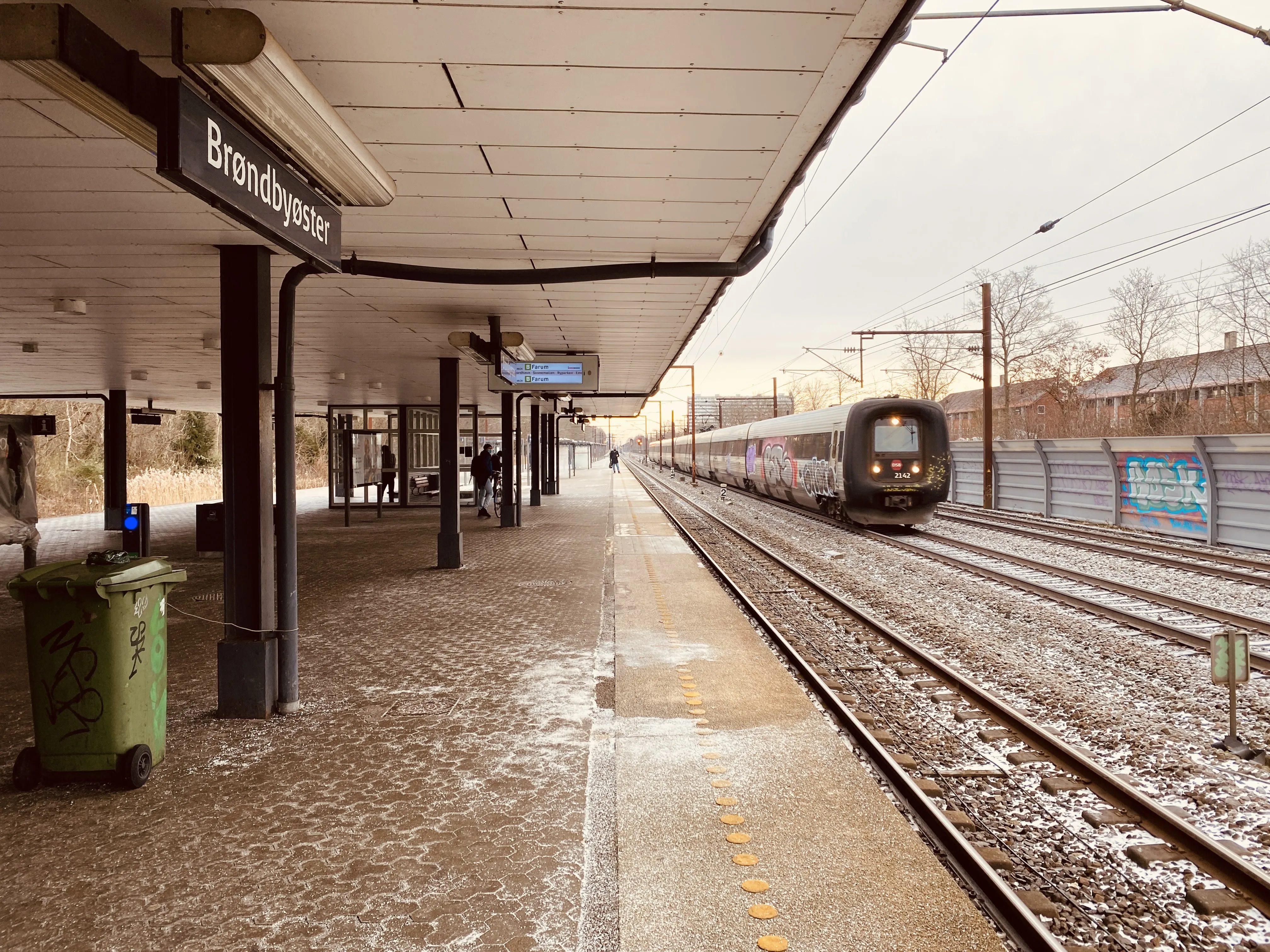 Billede af DSB ER 2042 fotograferet ud for Brøndbyøster S-togstrinbræt.