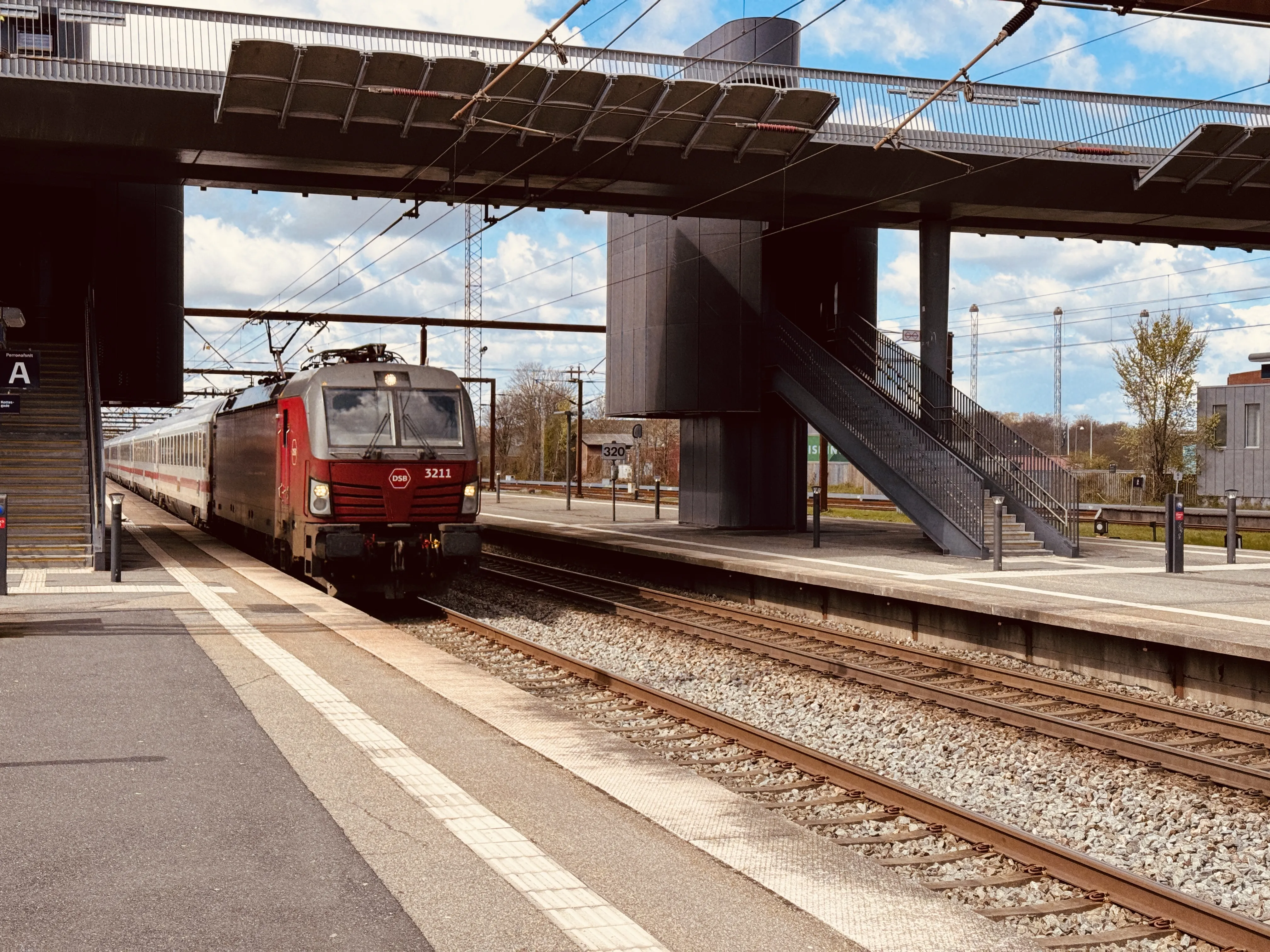 Billede af DSB EB 3211 fotograferet ud for Odense Banegård Center. Billede af DSB EB 3211 fotograferet ud for Odense Banegård Center.