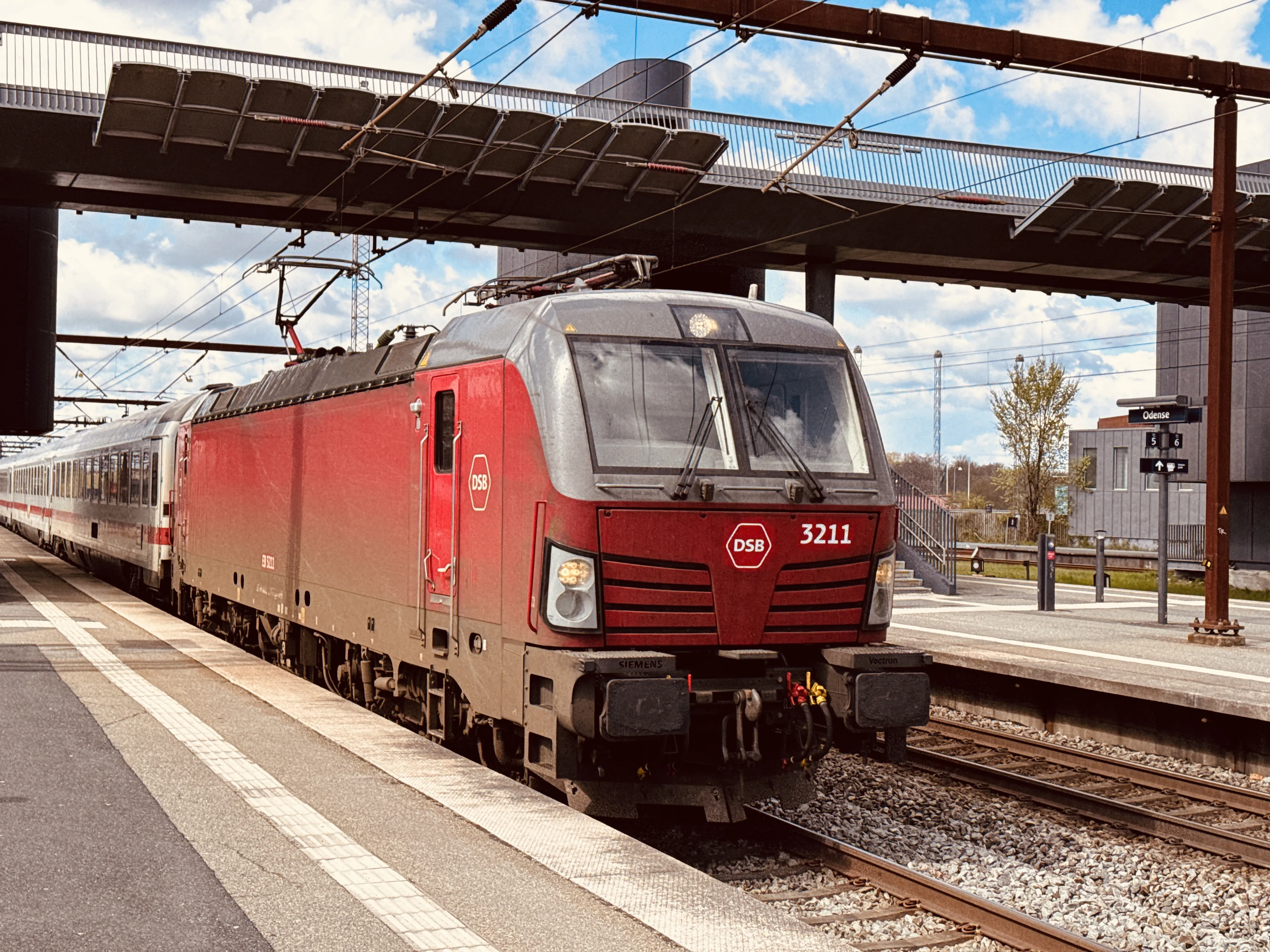 Billede af DSB EB 3211 fotograferet ud for Odense Banegård Center. Billede af DSB EB 3211 fotograferet ud for Odense Banegård Center.