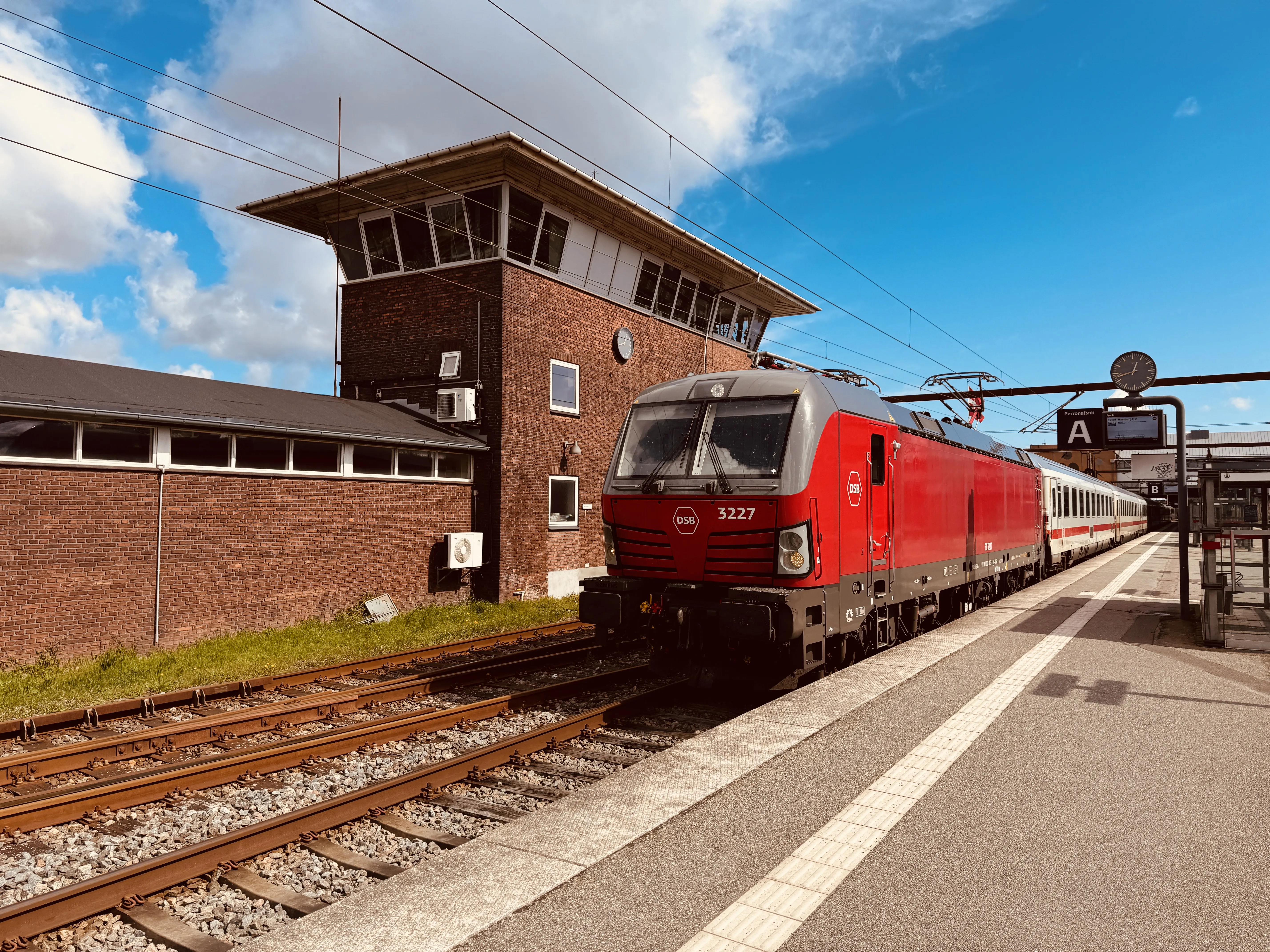 Billede af DSB EB 3227 fotograferet ud for Odense Banegård Center. Billede af DSB EB 3227 fotograferet ud for Odense Banegård Center.